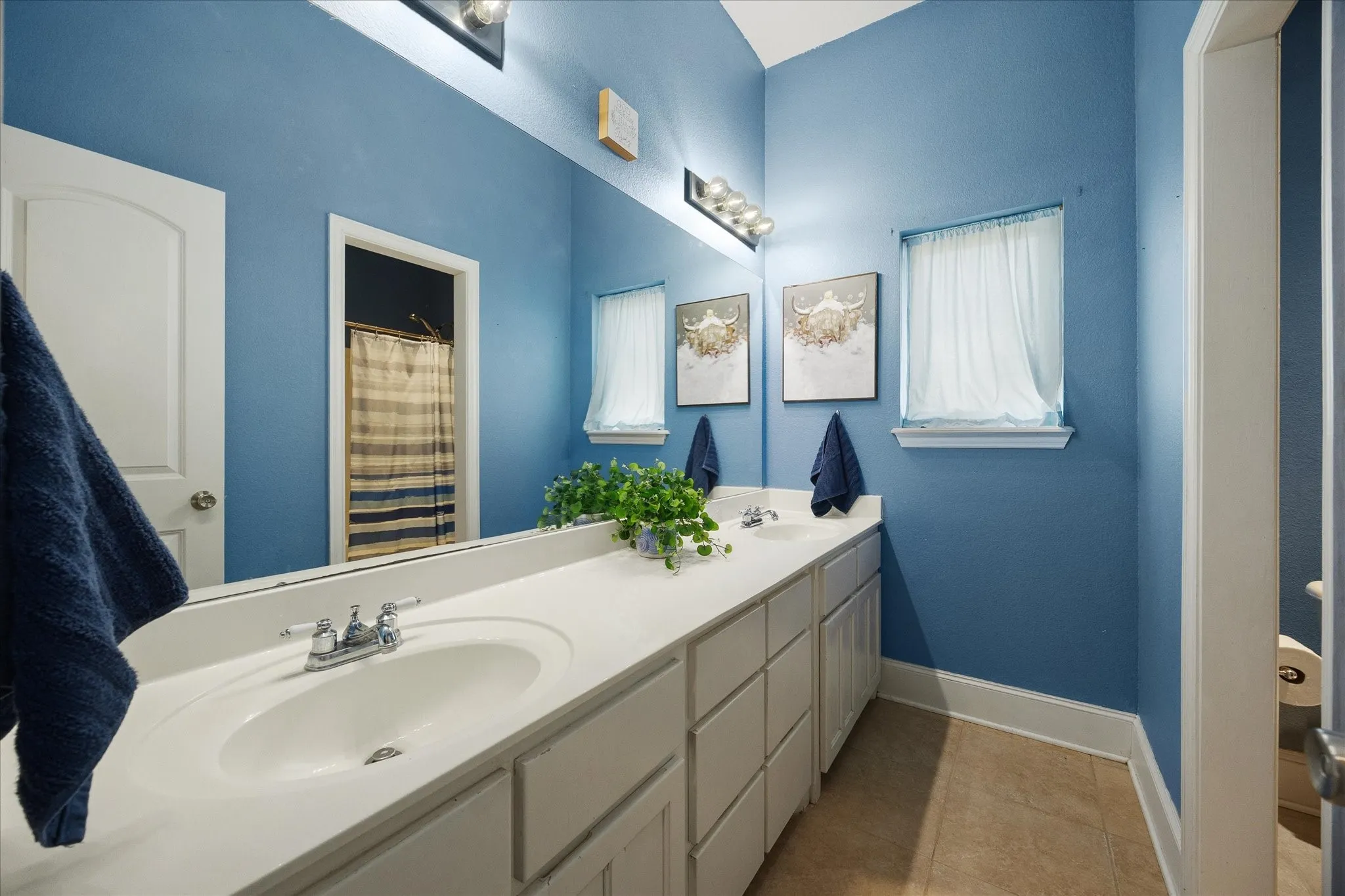 Single Family Residence For Sale in Hunt County , 250 County Road 1006, Wolfe City, Texas 75496, 5 Bedroom, 4 Bathroom, 3 Garage spaces, 4,125 Sqft, built in 2003, mls#21410081, Real Estate Agent in Wolfe City, Homes For Sale in Hunt county, Homes For Sale in Wolfe City, Realtor in Wolfe City Texas, Real Estate Brokerage Independent Realty Texas, Luminita Cordes Realtor