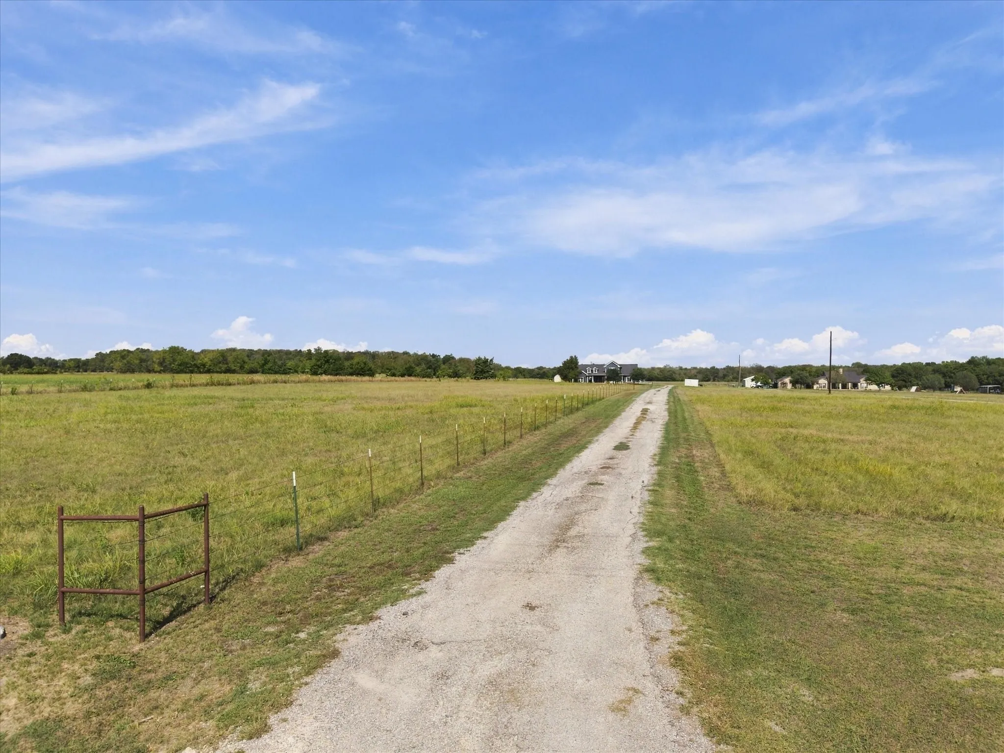 Single Family Residence For Sale in Hunt County , 250 County Road 1006, Wolfe City, Texas 75496, 5 Bedroom, 4 Bathroom, 3 Garage spaces, 4,125 Sqft, built in 2003, mls#21410081, Real Estate Agent in Wolfe City, Homes For Sale in Hunt county, Homes For Sale in Wolfe City, Realtor in Wolfe City Texas, Real Estate Brokerage Independent Realty Texas, Luminita Cordes Realtor