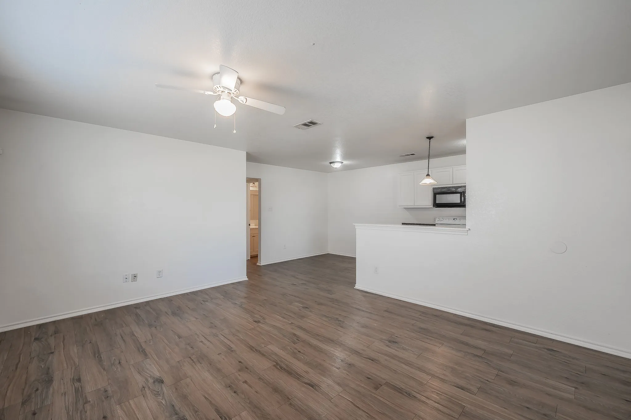 Duplex For Rent in Tarrant County , 8121 Doreen Avenue, Fort Worth, Texas 76116, 3 Bedroom, 2 Bathroom, 2 Garage spaces, 1,090 Sqft, built in 2008, mls#21409705, Real Estate Agent in Fort Worth, Homes For Rent in Tarrant county, Homes For Rent in Fort Worth, Realtor in Fort Worth Texas, Real Estate Brokerage Independent Realty Texas, Luminita Cordes Realtor