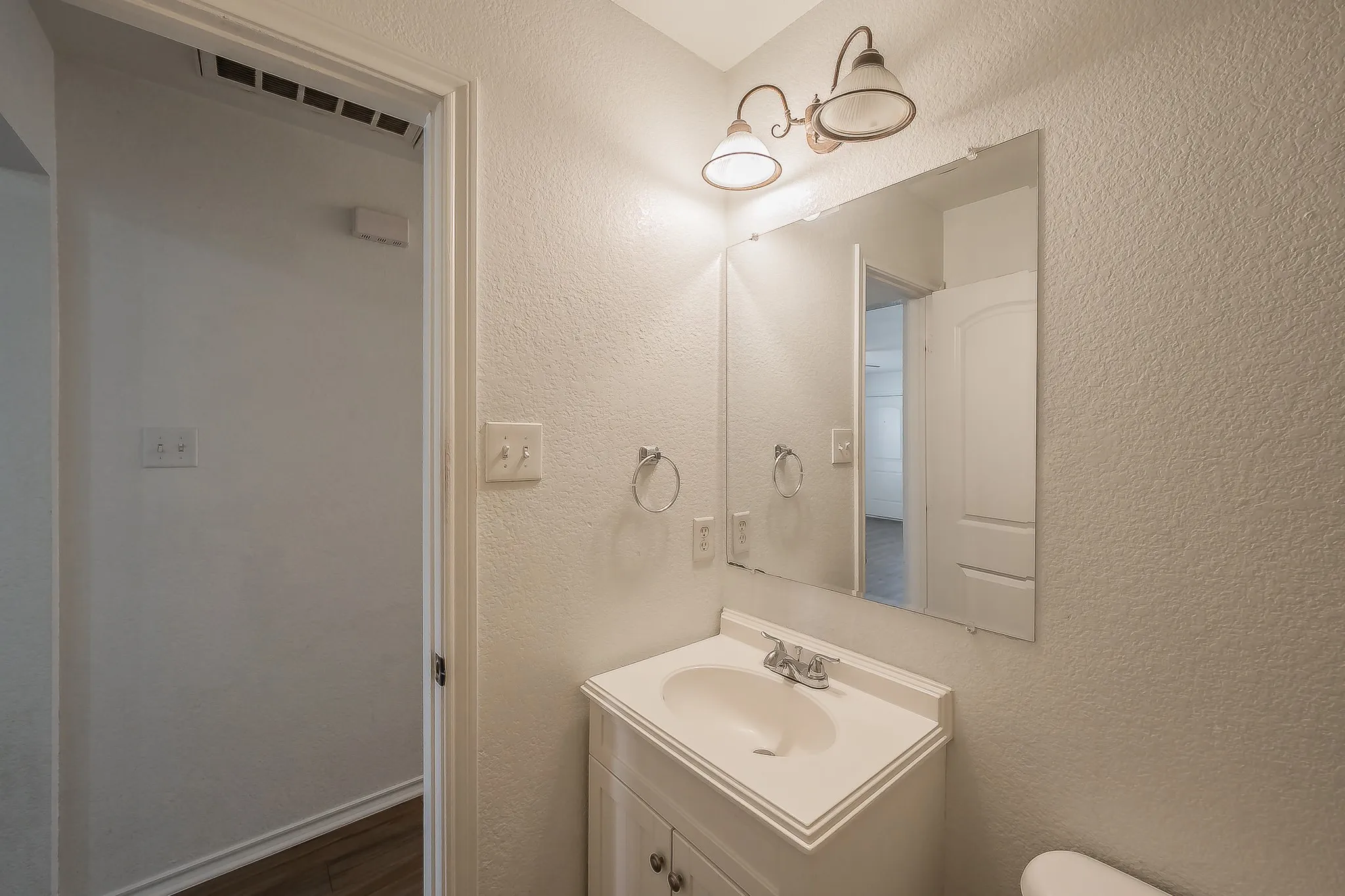 Duplex For Rent in Tarrant County , 8121 Doreen Avenue, Fort Worth, Texas 76116, 3 Bedroom, 2 Bathroom, 2 Garage spaces, 1,090 Sqft, built in 2008, mls#21409705, Real Estate Agent in Fort Worth, Homes For Rent in Tarrant county, Homes For Rent in Fort Worth, Realtor in Fort Worth Texas, Real Estate Brokerage Independent Realty Texas, Luminita Cordes Realtor