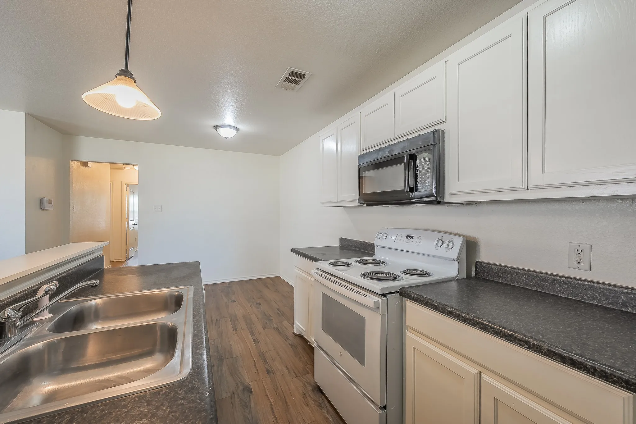 Duplex For Rent in Tarrant County , 8121 Doreen Avenue, Fort Worth, Texas 76116, 3 Bedroom, 2 Bathroom, 2 Garage spaces, 1,090 Sqft, built in 2008, mls#21409705, Real Estate Agent in Fort Worth, Homes For Rent in Tarrant county, Homes For Rent in Fort Worth, Realtor in Fort Worth Texas, Real Estate Brokerage Independent Realty Texas, Luminita Cordes Realtor