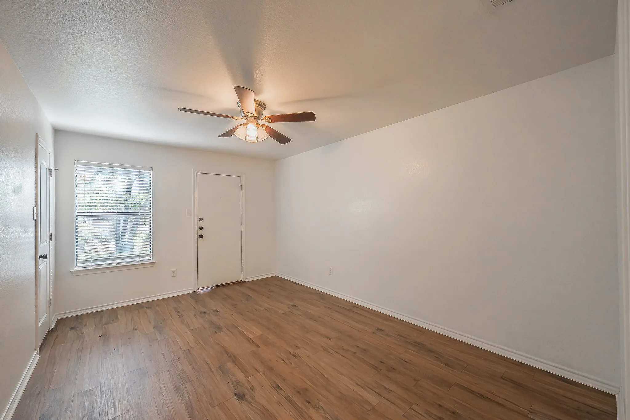 Duplex For Rent in Tarrant County , 8121 Doreen Avenue, Fort Worth, Texas 76116, 3 Bedroom, 2 Bathroom, 2 Garage spaces, 1,090 Sqft, built in 2008, mls#21409705, Real Estate Agent in Fort Worth, Homes For Rent in Tarrant county, Homes For Rent in Fort Worth, Realtor in Fort Worth Texas, Real Estate Brokerage Independent Realty Texas, Luminita Cordes Realtor
