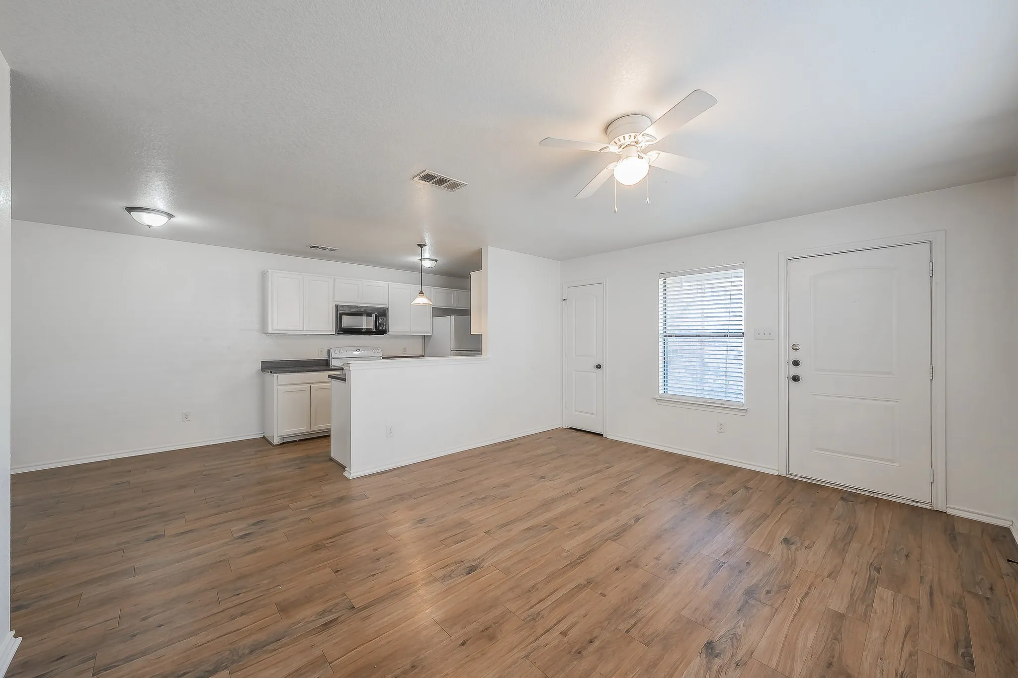 Duplex For Rent in Tarrant County , 8121 Doreen Avenue, Fort Worth, Texas 76116, 3 Bedroom, 2 Bathroom, 2 Garage spaces, 1,090 Sqft, built in 2008, mls#21409705, Real Estate Agent in Fort Worth, Homes For Rent in Tarrant county, Homes For Rent in Fort Worth, Realtor in Fort Worth Texas, Real Estate Brokerage Independent Realty Texas, Luminita Cordes Realtor