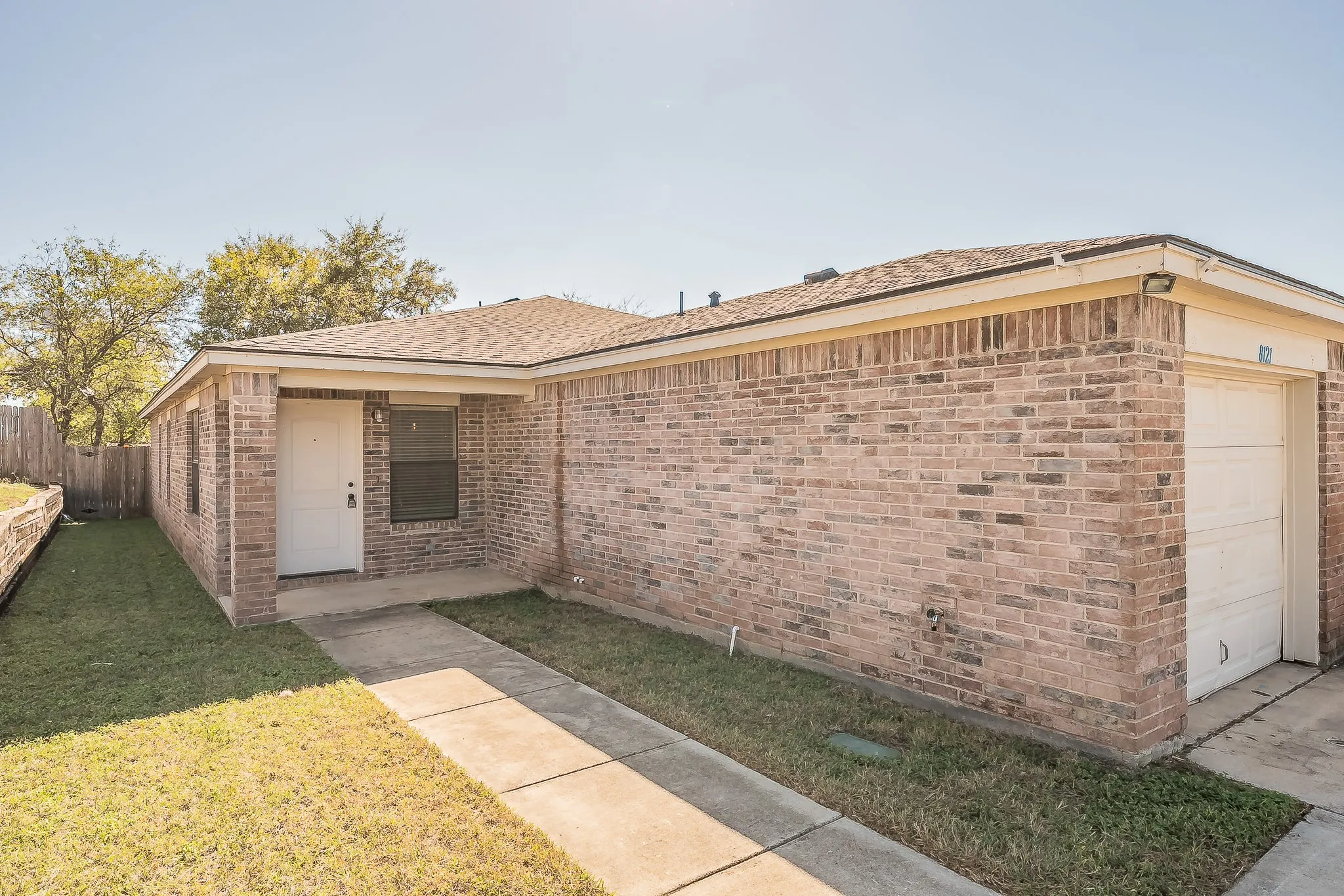 Duplex For Rent in Tarrant County , 8121 Doreen Avenue, Fort Worth, Texas 76116, 3 Bedroom, 2 Bathroom, 2 Garage spaces, 1,090 Sqft, built in 2008, mls#21409705, Real Estate Agent in Fort Worth, Homes For Rent in Tarrant county, Homes For Rent in Fort Worth, Realtor in Fort Worth Texas, Real Estate Brokerage Independent Realty Texas, Luminita Cordes Realtor