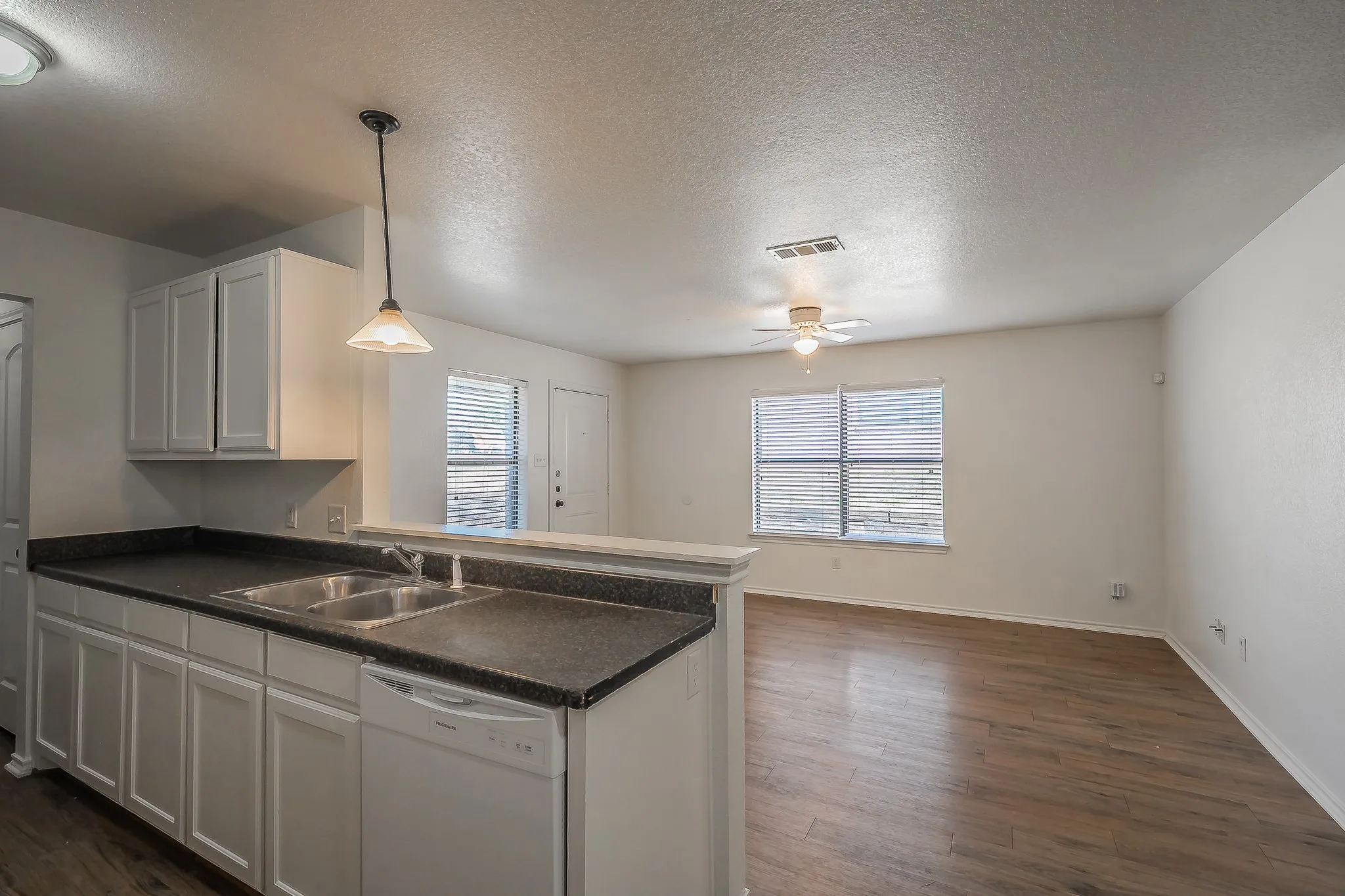 Duplex For Rent in Tarrant County , 8121 Doreen Avenue, Fort Worth, Texas 76116, 3 Bedroom, 2 Bathroom, 2 Garage spaces, 1,090 Sqft, built in 2008, mls#21409705, Real Estate Agent in Fort Worth, Homes For Rent in Tarrant county, Homes For Rent in Fort Worth, Realtor in Fort Worth Texas, Real Estate Brokerage Independent Realty Texas, Luminita Cordes Realtor