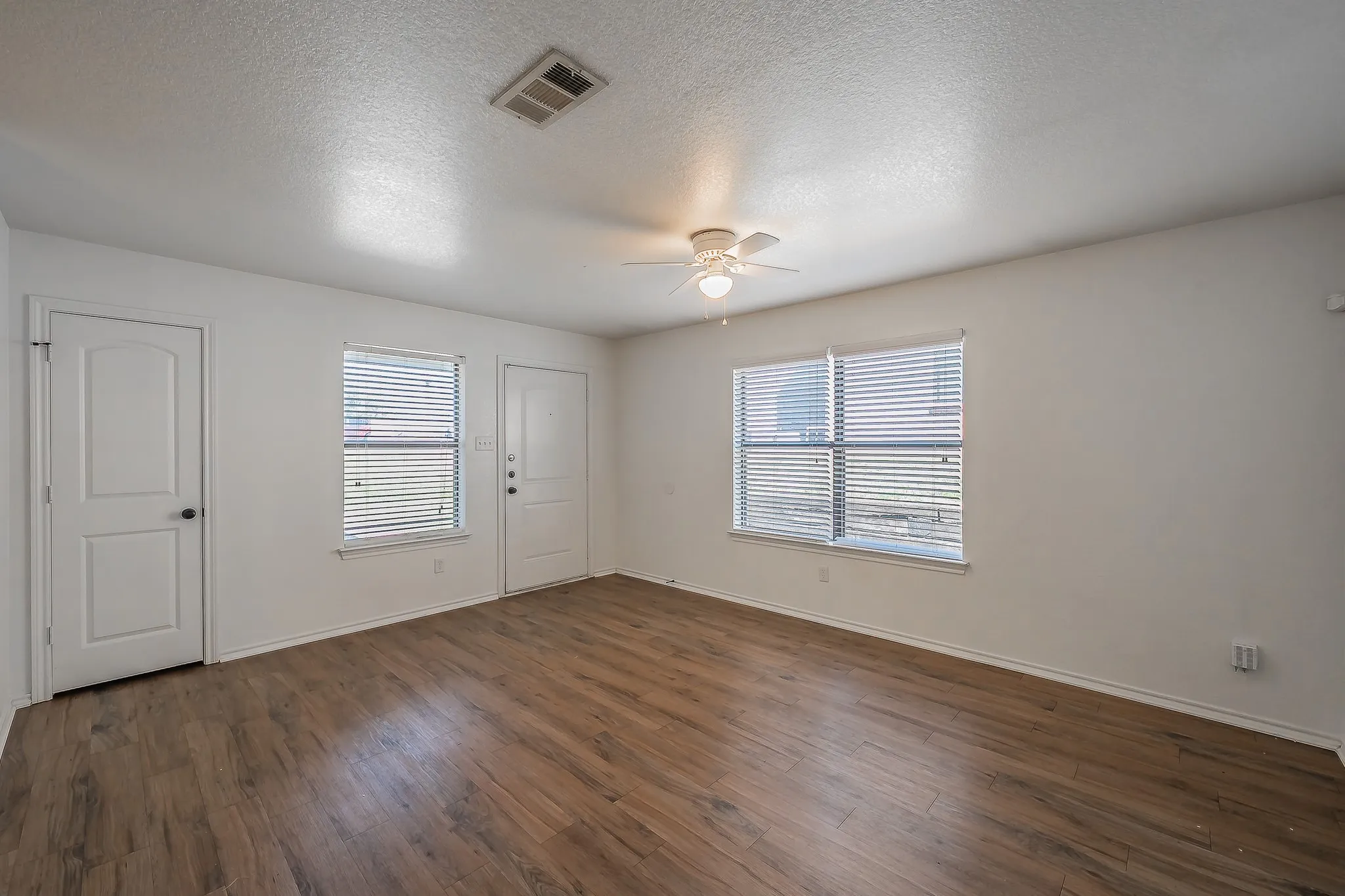 Duplex For Rent in Tarrant County , 8121 Doreen Avenue, Fort Worth, Texas 76116, 3 Bedroom, 2 Bathroom, 2 Garage spaces, 1,090 Sqft, built in 2008, mls#21409705, Real Estate Agent in Fort Worth, Homes For Rent in Tarrant county, Homes For Rent in Fort Worth, Realtor in Fort Worth Texas, Real Estate Brokerage Independent Realty Texas, Luminita Cordes Realtor