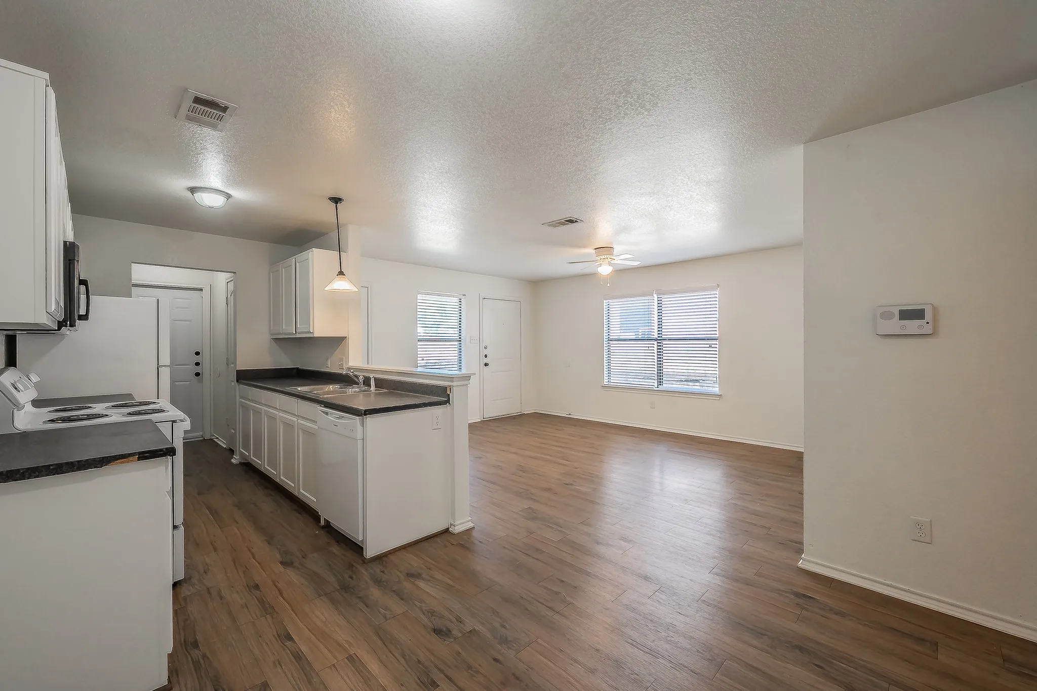 Duplex For Rent in Tarrant County , 8121 Doreen Avenue, Fort Worth, Texas 76116, 3 Bedroom, 2 Bathroom, 2 Garage spaces, 1,090 Sqft, built in 2008, mls#21409705, Real Estate Agent in Fort Worth, Homes For Rent in Tarrant county, Homes For Rent in Fort Worth, Realtor in Fort Worth Texas, Real Estate Brokerage Independent Realty Texas, Luminita Cordes Realtor