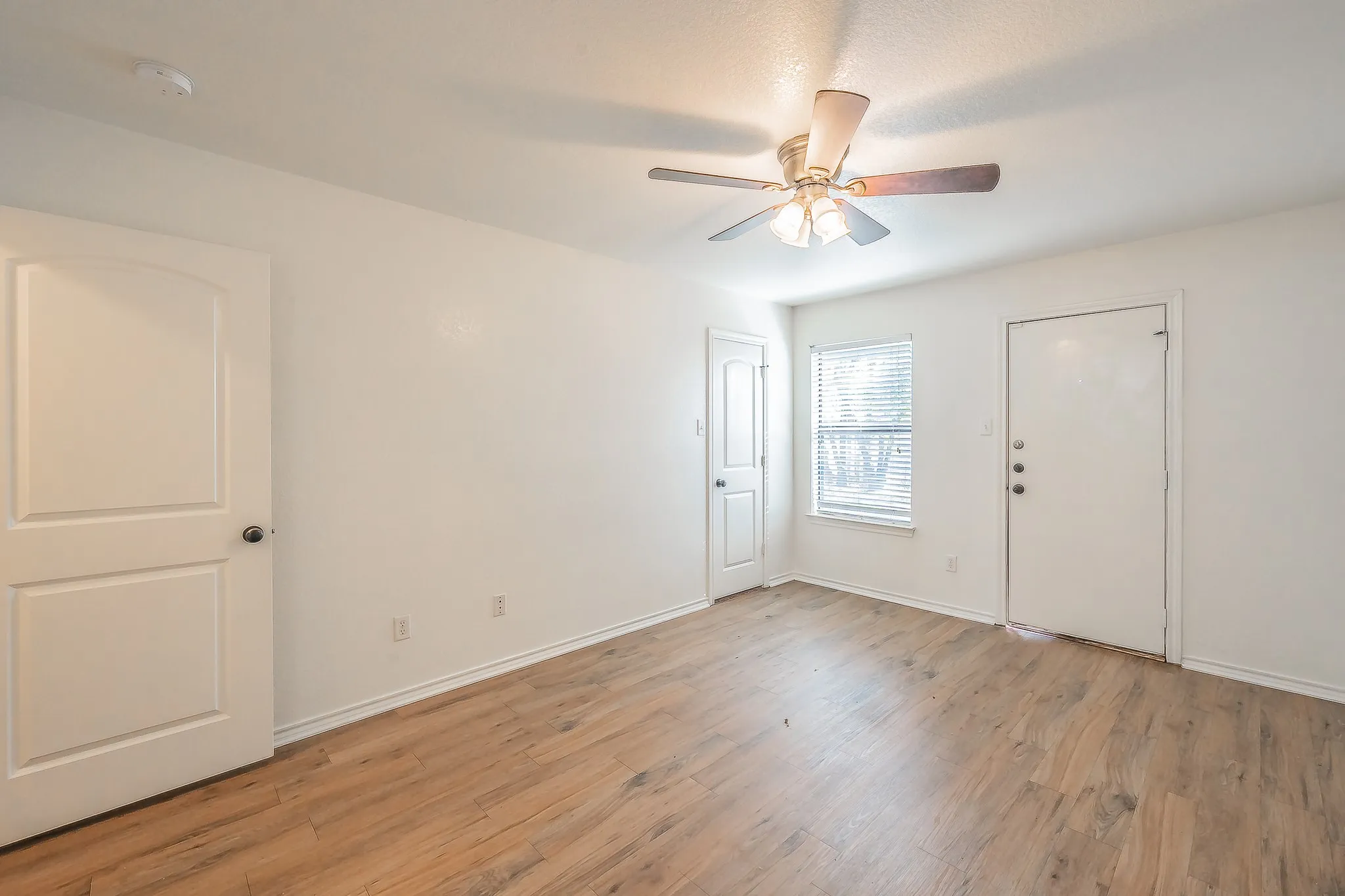 Duplex For Rent in Tarrant County , 8121 Doreen Avenue, Fort Worth, Texas 76116, 3 Bedroom, 2 Bathroom, 2 Garage spaces, 1,090 Sqft, built in 2008, mls#21409705, Real Estate Agent in Fort Worth, Homes For Rent in Tarrant county, Homes For Rent in Fort Worth, Realtor in Fort Worth Texas, Real Estate Brokerage Independent Realty Texas, Luminita Cordes Realtor