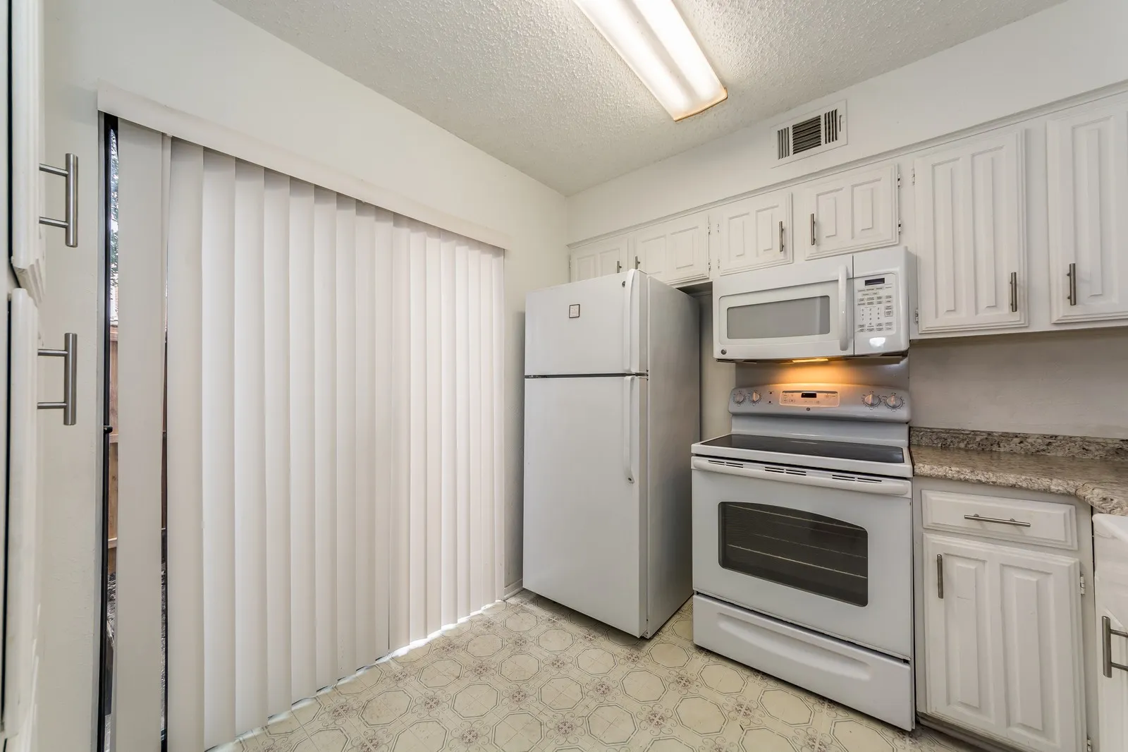 Condominium For Rent in Dallas County , 885 Dublin Drive 3, Richardson, Texas 75080, 2 Bedroom, 3 Bathroom, Garage spaces, 922 Sqft, built in 1980, mls#21409993, Real Estate Agent in Richardson, Homes For Rent in Dallas county, Homes For Rent in Richardson, Realtor in Richardson Texas, Real Estate Brokerage Independent Realty Texas, Luminita Cordes Realtor