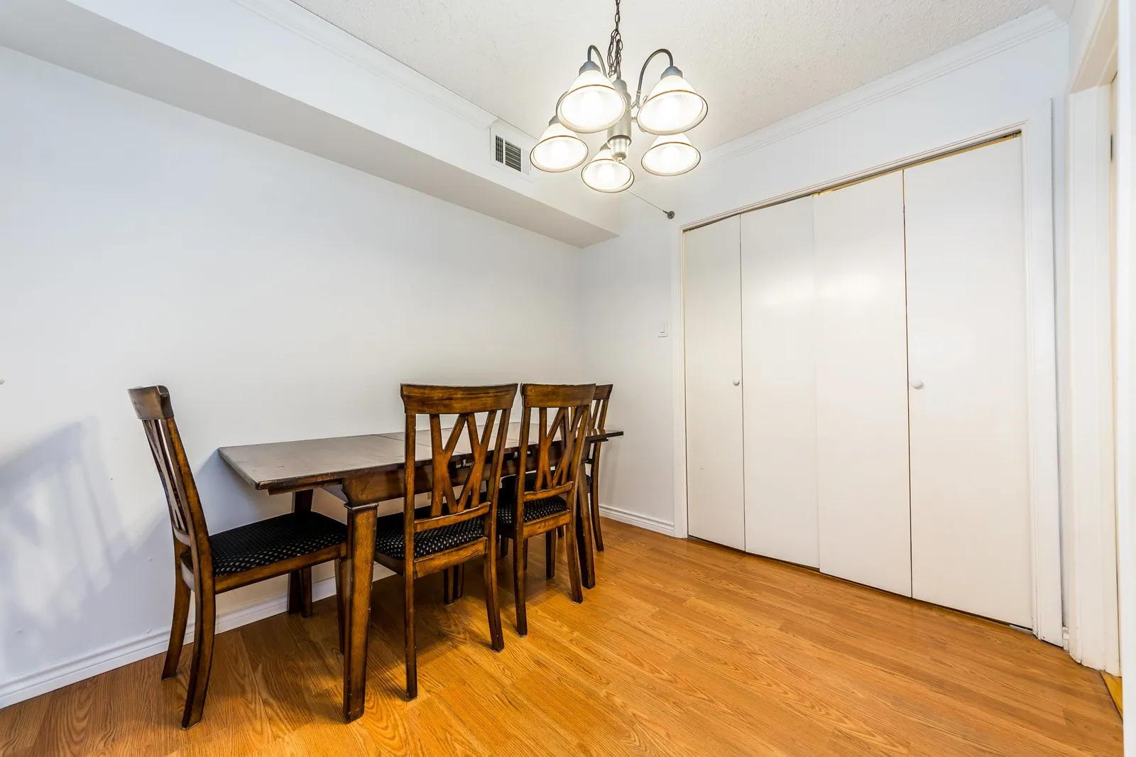 Condominium For Rent in Dallas County , 885 Dublin Drive 3, Richardson, Texas 75080, 2 Bedroom, 3 Bathroom, Garage spaces, 922 Sqft, built in 1980, mls#21409993, Real Estate Agent in Richardson, Homes For Rent in Dallas county, Homes For Rent in Richardson, Realtor in Richardson Texas, Real Estate Brokerage Independent Realty Texas, Luminita Cordes Realtor