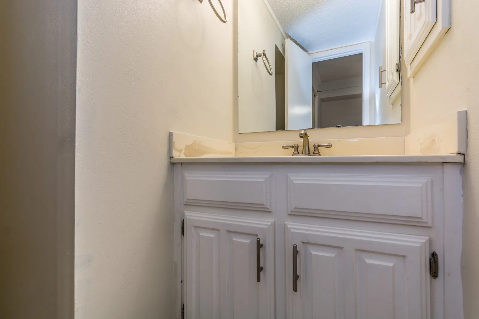 Condominium For Rent in Dallas County , 885 Dublin Drive 3, Richardson, Texas 75080, 2 Bedroom, 3 Bathroom, Garage spaces, 922 Sqft, built in 1980, mls#21409993, Real Estate Agent in Richardson, Homes For Rent in Dallas county, Homes For Rent in Richardson, Realtor in Richardson Texas, Real Estate Brokerage Independent Realty Texas, Luminita Cordes Realtor