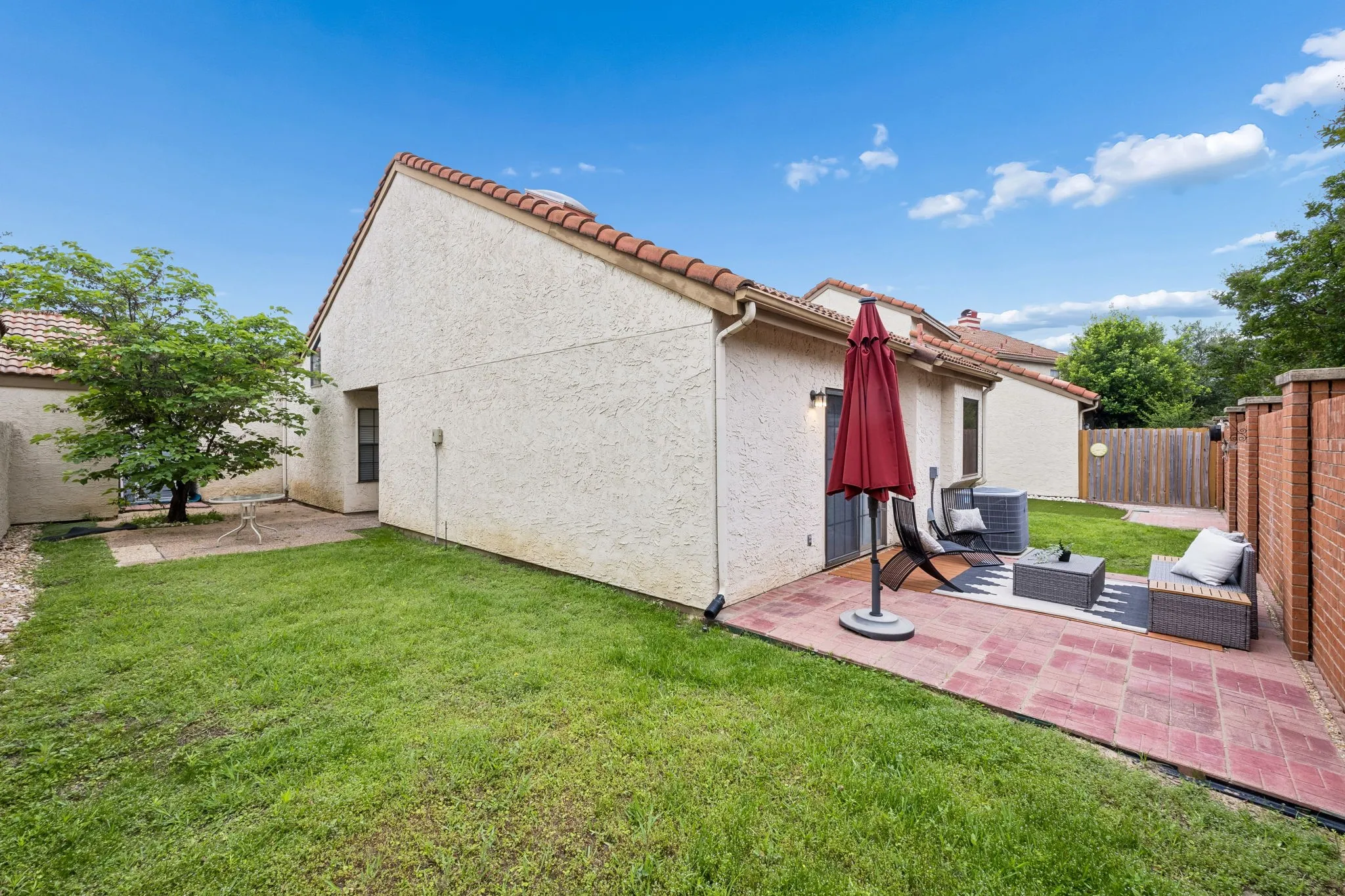 Single Family Residence For Sale in Dallas County , 623 Rancho Circle, Irving, Texas 75063, 3 Bedroom, 2 Bathroom, 2 Garage spaces, 1,567 Sqft, built in 1985, mls#21406067, Real Estate Agent in Irving, Homes For Sale in Dallas county, Homes For Sale in Irving, Realtor in Irving Texas, Real Estate Brokerage Independent Realty Texas, Luminita Cordes Realtor