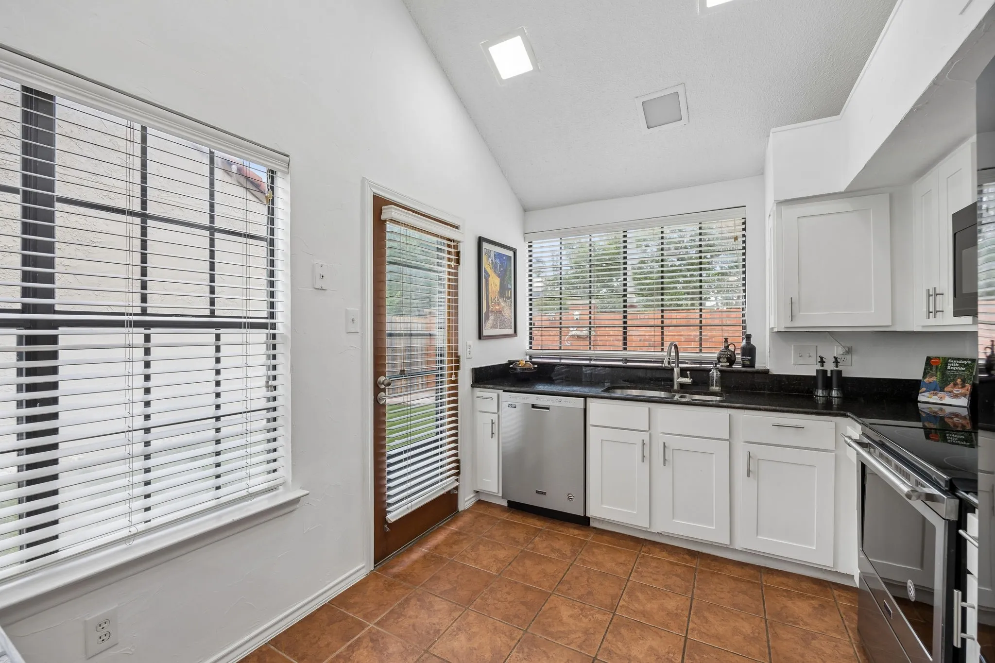 Single Family Residence For Sale in Dallas County , 623 Rancho Circle, Irving, Texas 75063, 3 Bedroom, 2 Bathroom, 2 Garage spaces, 1,567 Sqft, built in 1985, mls#21406067, Real Estate Agent in Irving, Homes For Sale in Dallas county, Homes For Sale in Irving, Realtor in Irving Texas, Real Estate Brokerage Independent Realty Texas, Luminita Cordes Realtor