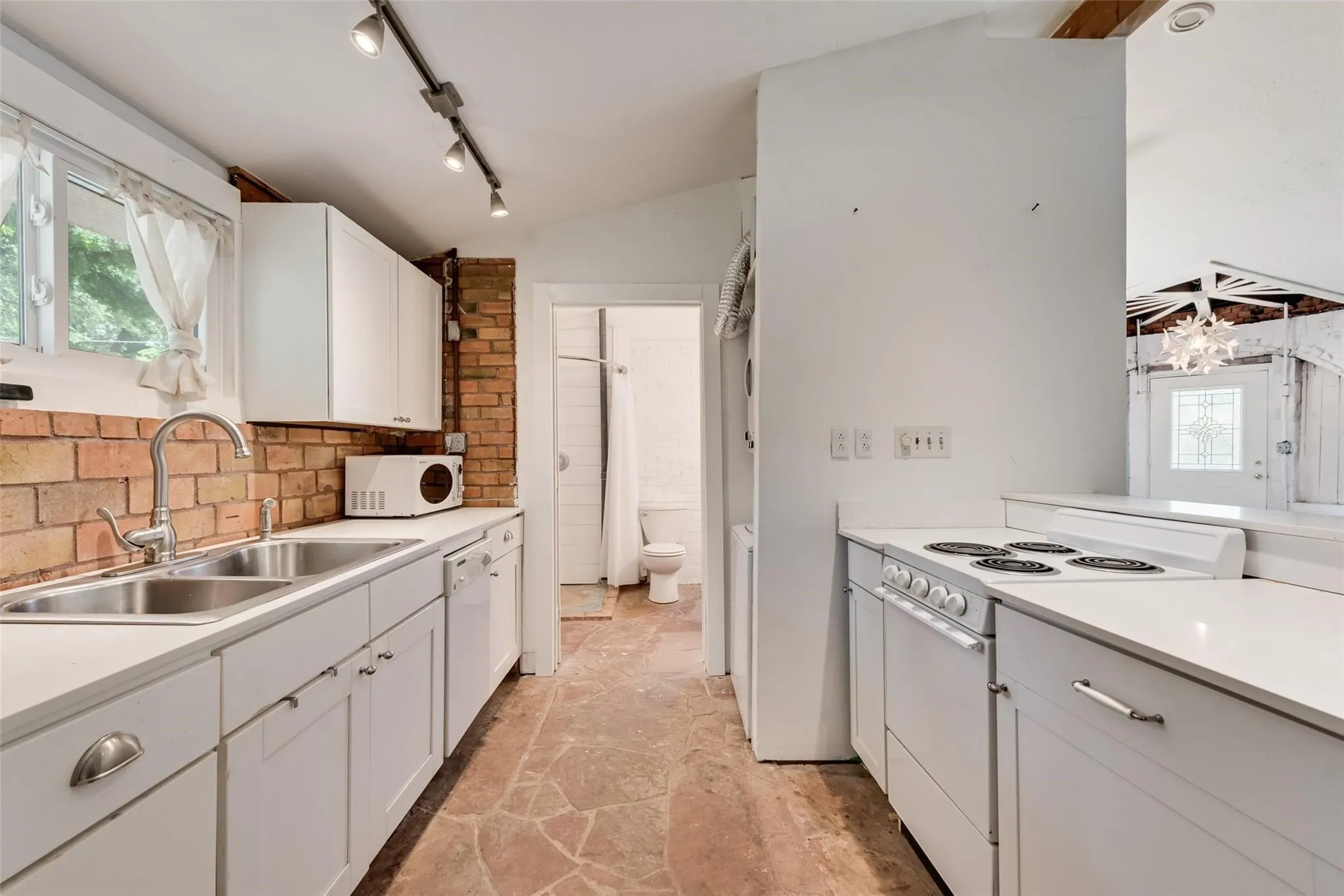 Single Family Residence For Rent in Denton County , 501 Lakeshore Road, Shady Shores, Texas 76208, 1 Bedroom, 1 Bathroom, Garage spaces, 696 Sqft, built in 1967, mls#21410731, Real Estate Agent in Shady Shores, Homes For Rent in Denton county, Homes For Rent in Shady Shores, Realtor in Shady Shores Texas, Real Estate Brokerage Independent Realty Texas, Luminita Cordes Realtor