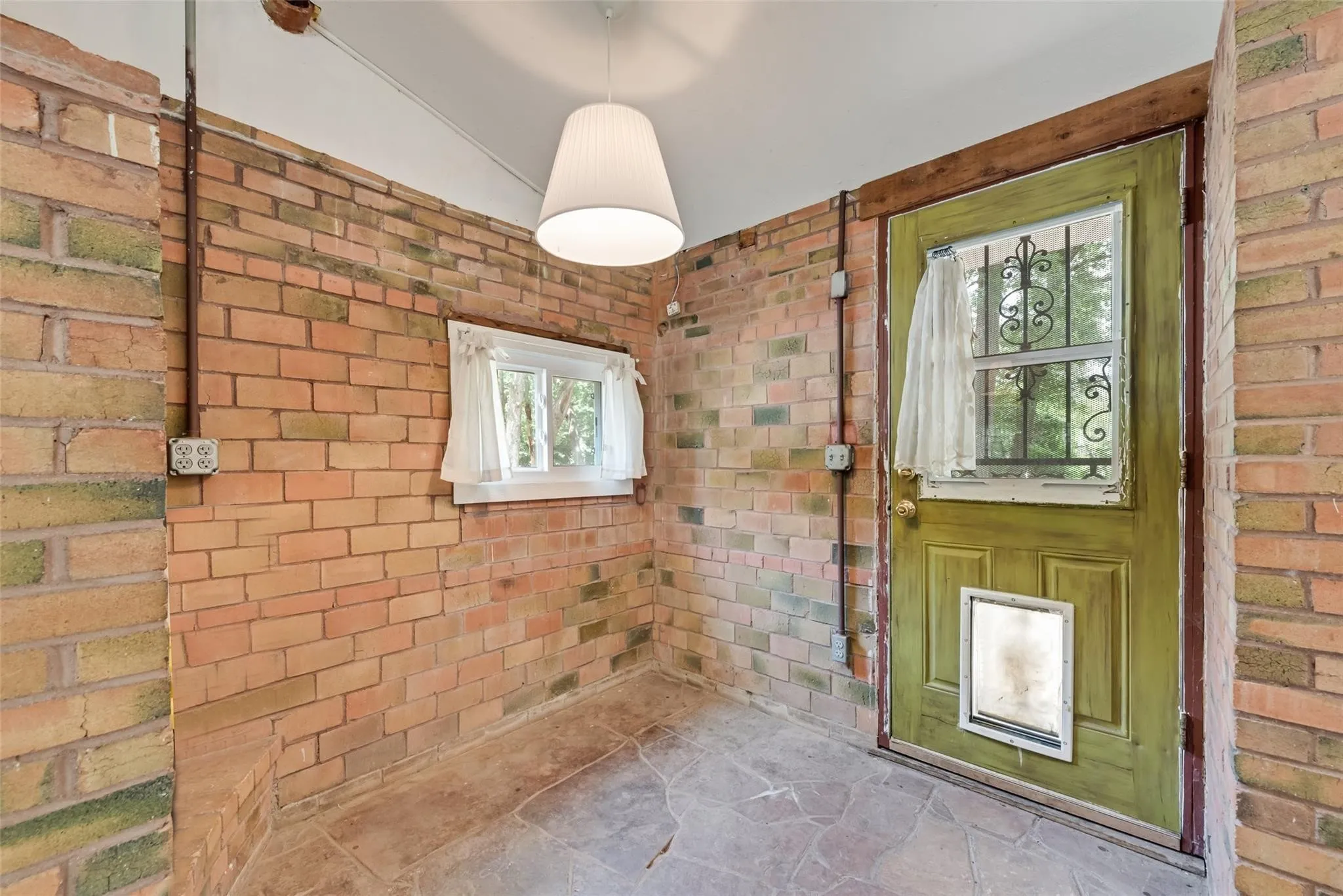 Single Family Residence For Rent in Denton County , 501 Lakeshore Road, Shady Shores, Texas 76208, 1 Bedroom, 1 Bathroom, Garage spaces, 696 Sqft, built in 1967, mls#21410731, Real Estate Agent in Shady Shores, Homes For Rent in Denton county, Homes For Rent in Shady Shores, Realtor in Shady Shores Texas, Real Estate Brokerage Independent Realty Texas, Luminita Cordes Realtor