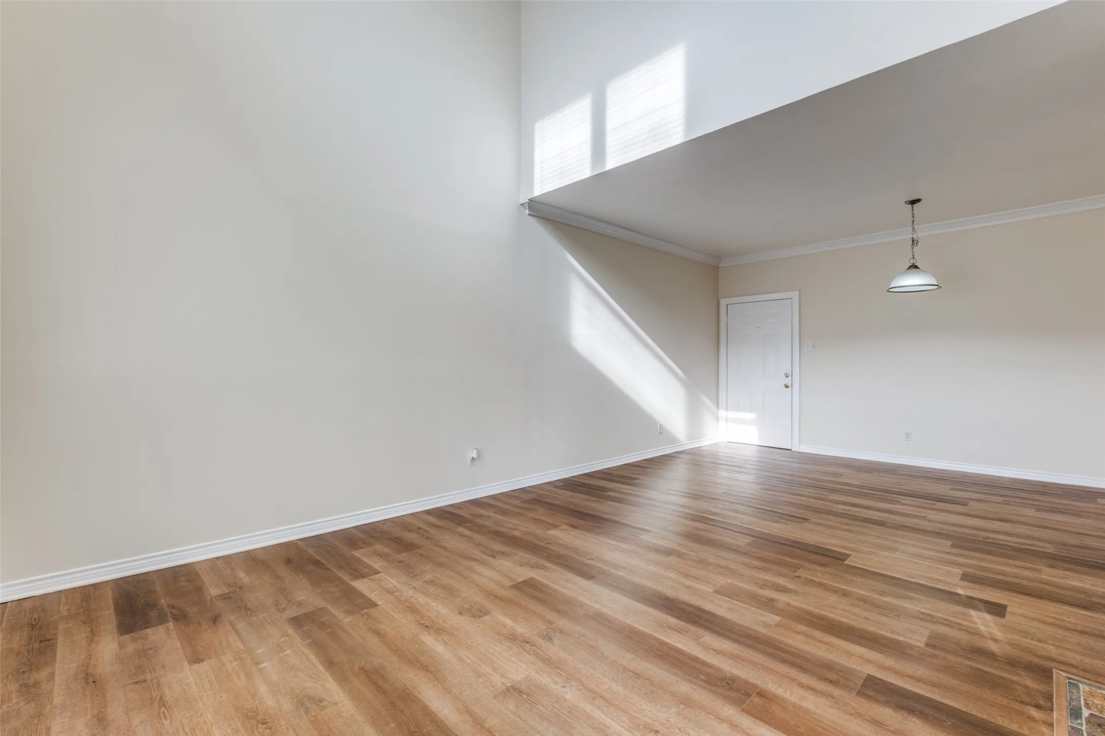 Condominium For Sale in Dallas County , 4034 Rawlins Street 102, Dallas, Texas 75219, 2 Bedroom, 2 Bathroom, 1 Garage spaces, 926 Sqft, built in 1984, mls#21405164, Real Estate Agent in Dallas, Homes For Sale in Dallas county, Homes For Sale in Dallas, Realtor in Dallas Texas, Real Estate Brokerage Independent Realty Texas, Luminita Cordes Realtor