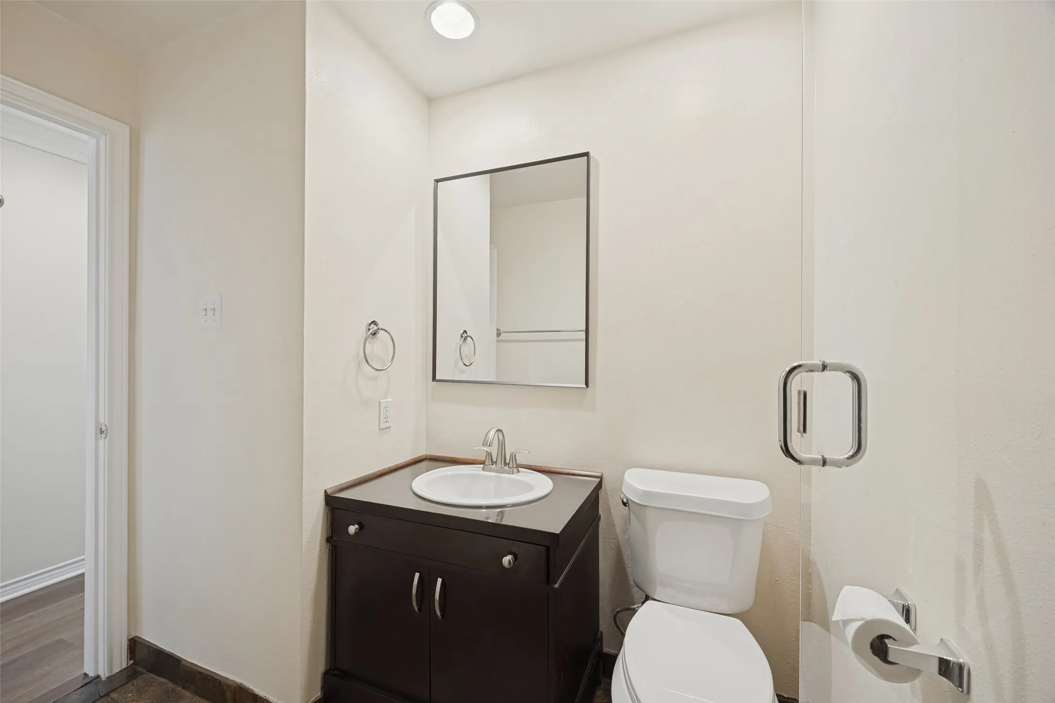 Condominium For Sale in Dallas County , 4034 Rawlins Street 102, Dallas, Texas 75219, 2 Bedroom, 2 Bathroom, 1 Garage spaces, 926 Sqft, built in 1984, mls#21405164, Real Estate Agent in Dallas, Homes For Sale in Dallas county, Homes For Sale in Dallas, Realtor in Dallas Texas, Real Estate Brokerage Independent Realty Texas, Luminita Cordes Realtor
