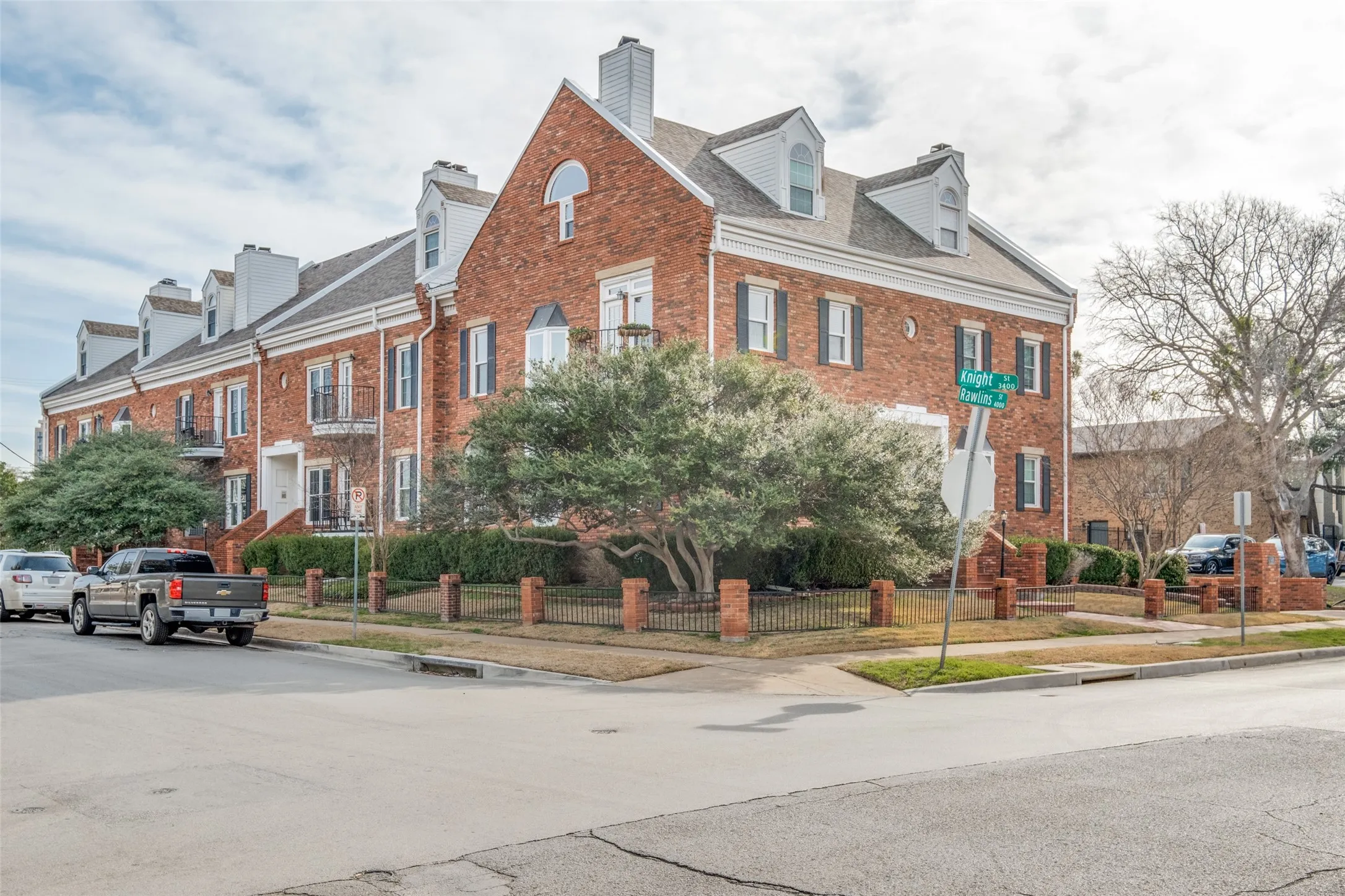 Condominium For Sale in Dallas County , 4034 Rawlins Street 102, Dallas, Texas 75219, 2 Bedroom, 2 Bathroom, 1 Garage spaces, 926 Sqft, built in 1984, mls#21405164, Real Estate Agent in Dallas, Homes For Sale in Dallas county, Homes For Sale in Dallas, Realtor in Dallas Texas, Real Estate Brokerage Independent Realty Texas, Luminita Cordes Realtor