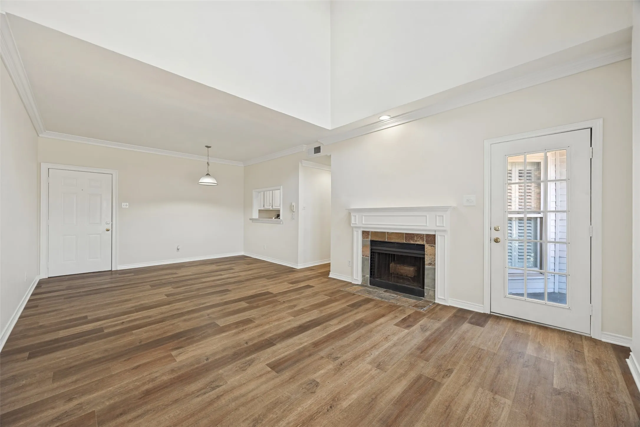 Condominium For Sale in Dallas County , 4034 Rawlins Street 102, Dallas, Texas 75219, 2 Bedroom, 2 Bathroom, 1 Garage spaces, 926 Sqft, built in 1984, mls#21405164, Real Estate Agent in Dallas, Homes For Sale in Dallas county, Homes For Sale in Dallas, Realtor in Dallas Texas, Real Estate Brokerage Independent Realty Texas, Luminita Cordes Realtor