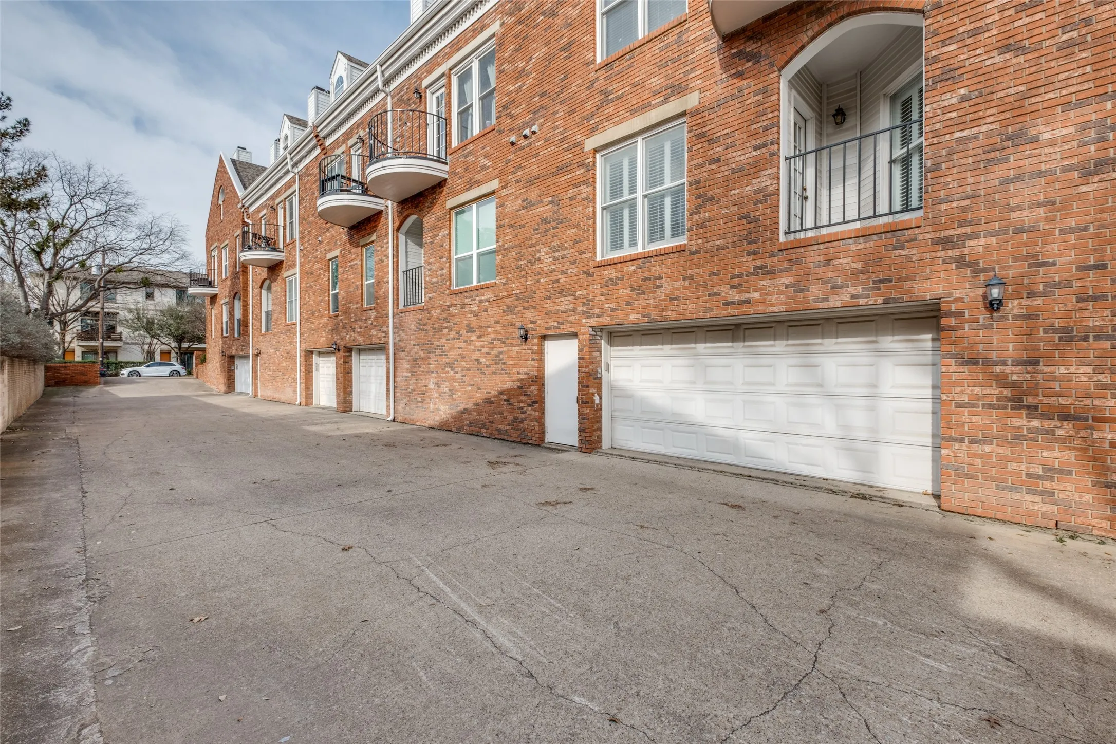 Condominium For Sale in Dallas County , 4034 Rawlins Street 102, Dallas, Texas 75219, 2 Bedroom, 2 Bathroom, 1 Garage spaces, 926 Sqft, built in 1984, mls#21405164, Real Estate Agent in Dallas, Homes For Sale in Dallas county, Homes For Sale in Dallas, Realtor in Dallas Texas, Real Estate Brokerage Independent Realty Texas, Luminita Cordes Realtor