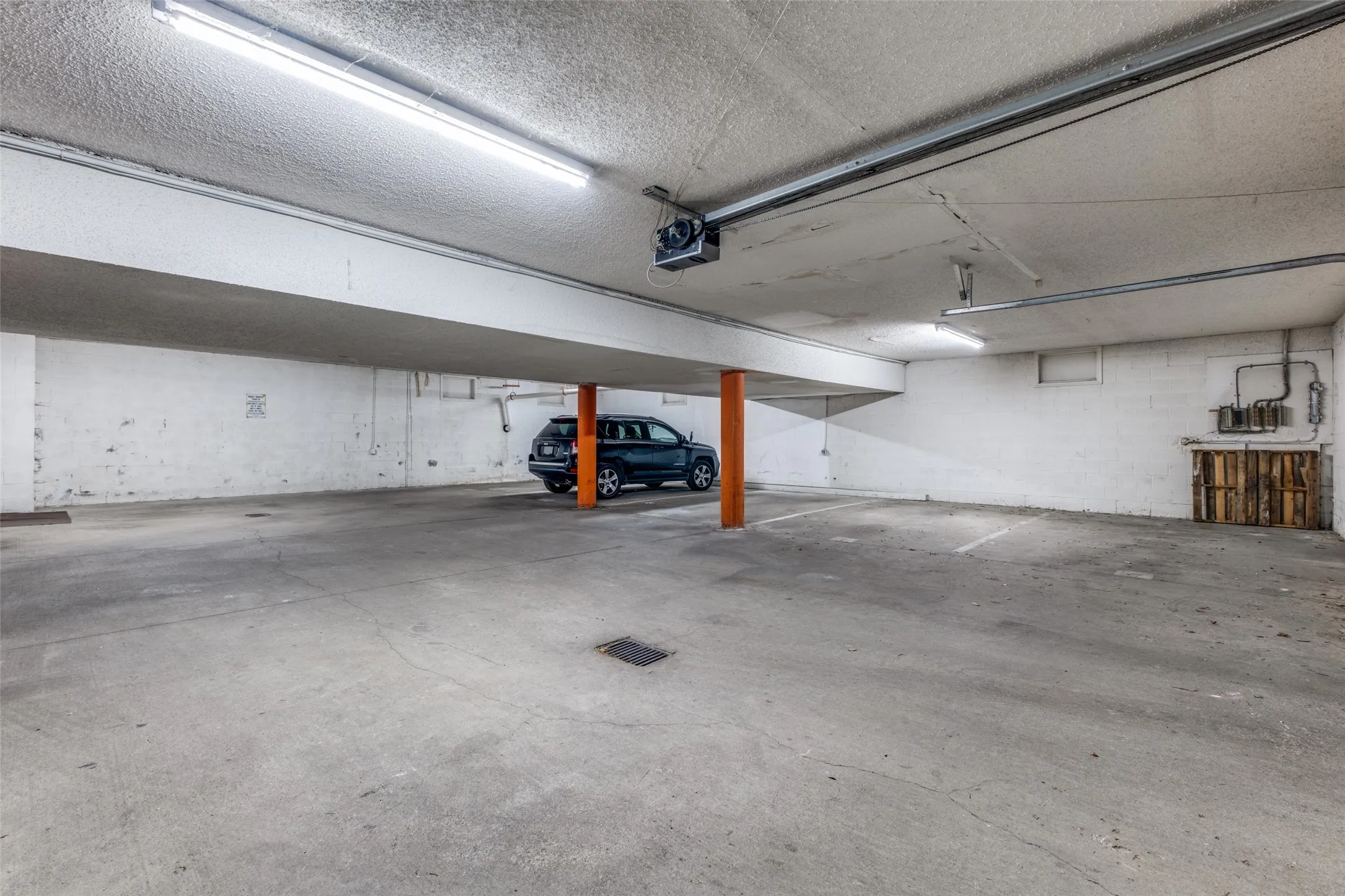 Condominium For Sale in Dallas County , 4034 Rawlins Street 102, Dallas, Texas 75219, 2 Bedroom, 2 Bathroom, 1 Garage spaces, 926 Sqft, built in 1984, mls#21405164, Real Estate Agent in Dallas, Homes For Sale in Dallas county, Homes For Sale in Dallas, Realtor in Dallas Texas, Real Estate Brokerage Independent Realty Texas, Luminita Cordes Realtor