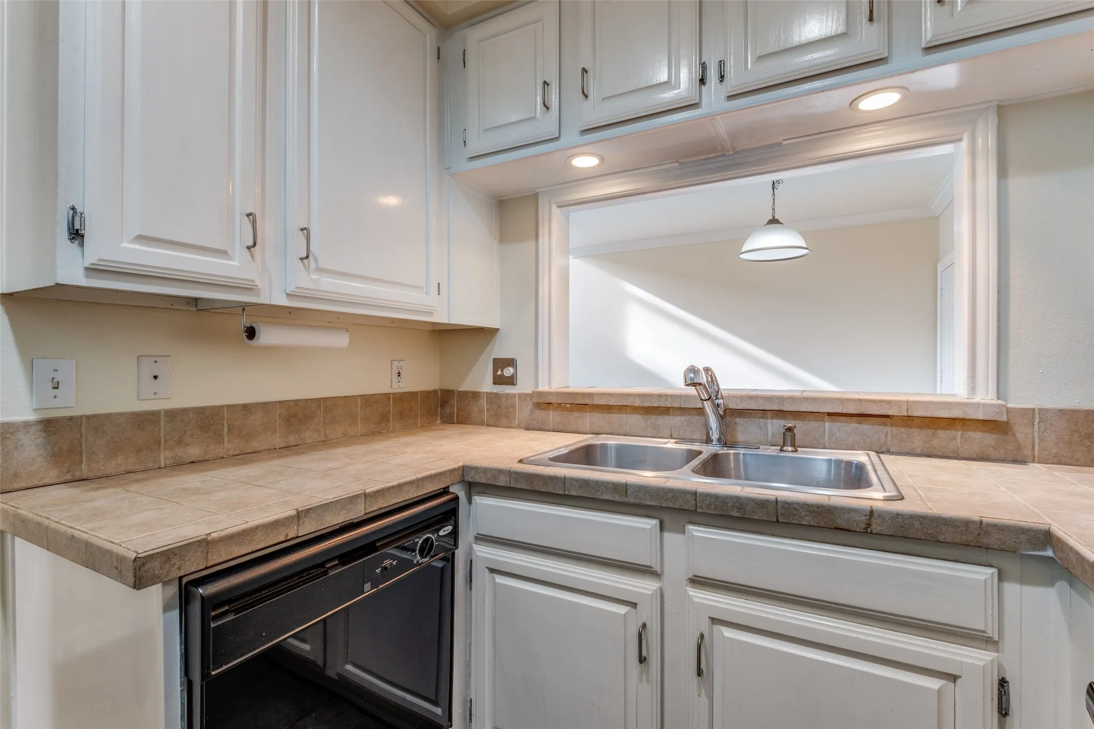 Condominium For Sale in Dallas County , 4034 Rawlins Street 102, Dallas, Texas 75219, 2 Bedroom, 2 Bathroom, 1 Garage spaces, 926 Sqft, built in 1984, mls#21405164, Real Estate Agent in Dallas, Homes For Sale in Dallas county, Homes For Sale in Dallas, Realtor in Dallas Texas, Real Estate Brokerage Independent Realty Texas, Luminita Cordes Realtor