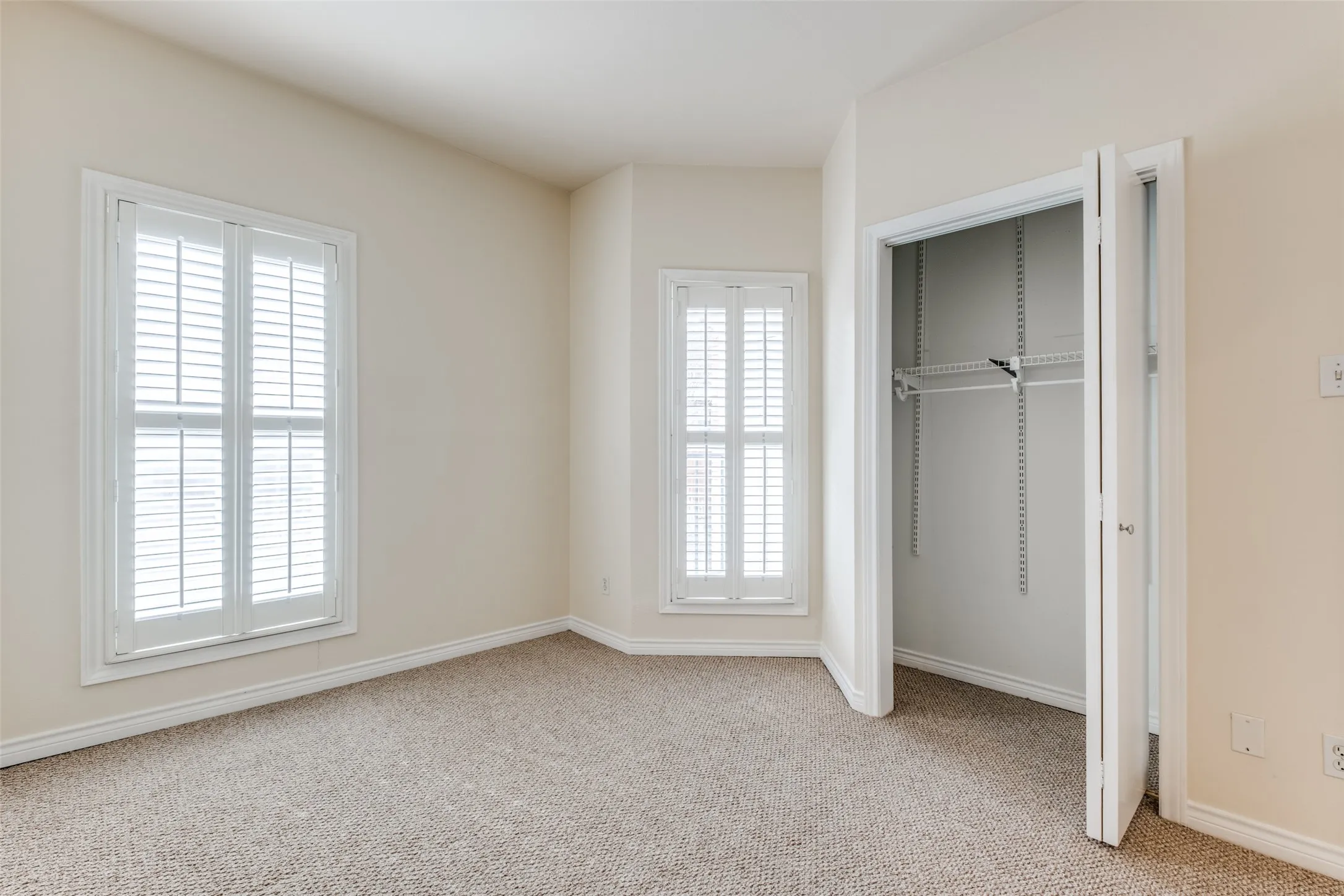Condominium For Sale in Dallas County , 4034 Rawlins Street 102, Dallas, Texas 75219, 2 Bedroom, 2 Bathroom, 1 Garage spaces, 926 Sqft, built in 1984, mls#21405164, Real Estate Agent in Dallas, Homes For Sale in Dallas county, Homes For Sale in Dallas, Realtor in Dallas Texas, Real Estate Brokerage Independent Realty Texas, Luminita Cordes Realtor
