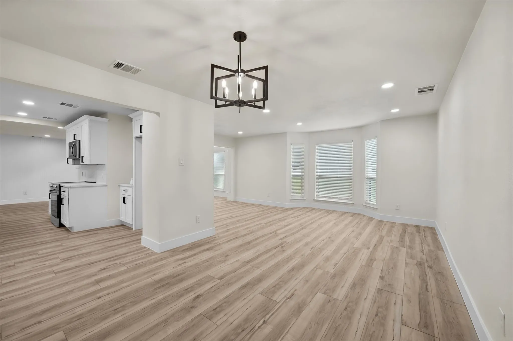 Single Family Residence For Sale in Tarrant County , 3812 Yachtclub Drive, Arlington, Texas 76016, 4 Bedroom, 3 Bathroom, 2 Garage spaces, 2,718 Sqft, built in 1984, mls#21410757, Real Estate Agent in Arlington, Homes For Sale in Tarrant county, Homes For Sale in Arlington, Realtor in Arlington Texas, Real Estate Brokerage Independent Realty Texas, Luminita Cordes Realtor