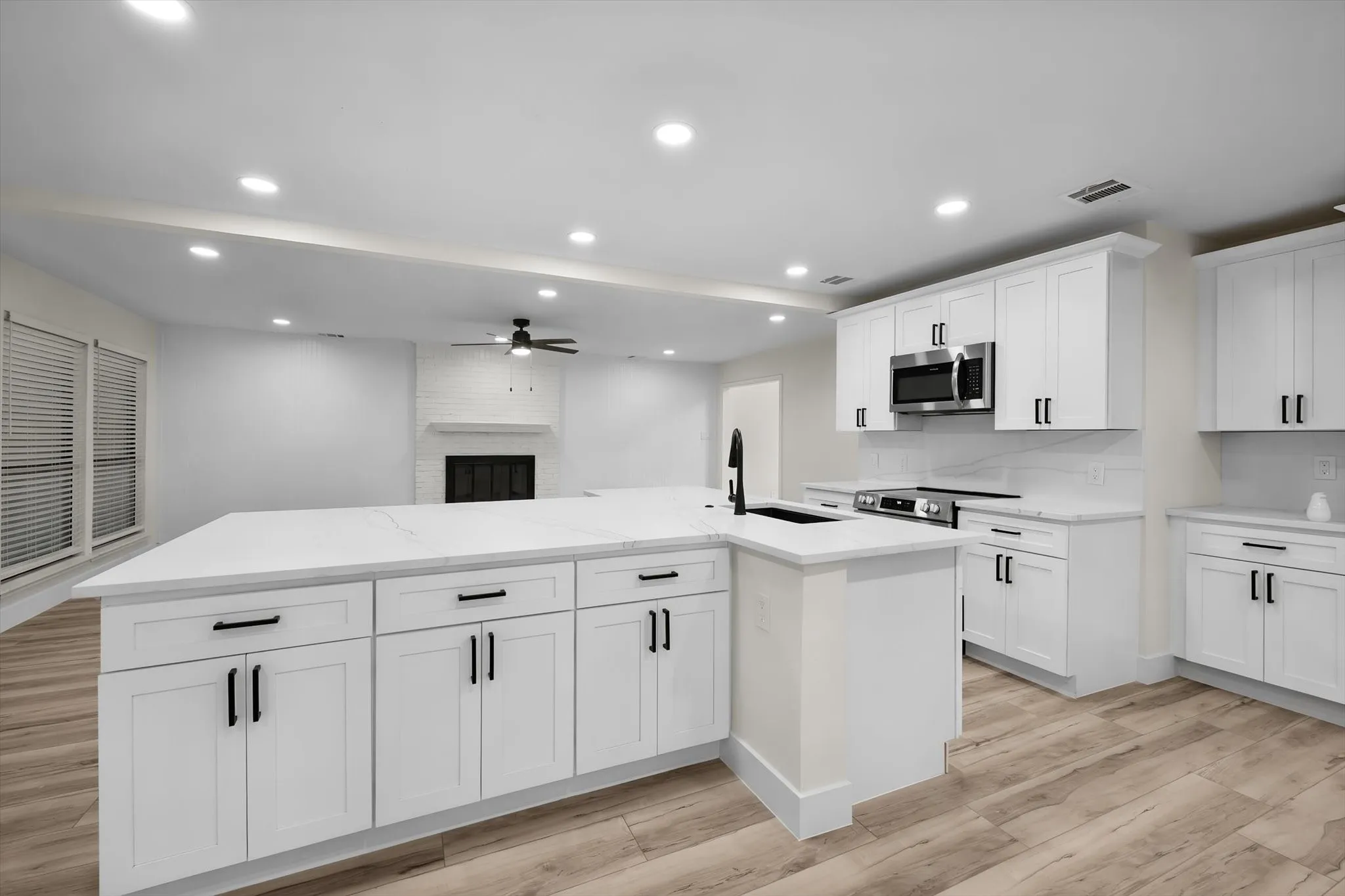 Single Family Residence For Sale in Tarrant County , 3812 Yachtclub Drive, Arlington, Texas 76016, 4 Bedroom, 3 Bathroom, 2 Garage spaces, 2,718 Sqft, built in 1984, mls#21410757, Real Estate Agent in Arlington, Homes For Sale in Tarrant county, Homes For Sale in Arlington, Realtor in Arlington Texas, Real Estate Brokerage Independent Realty Texas, Luminita Cordes Realtor