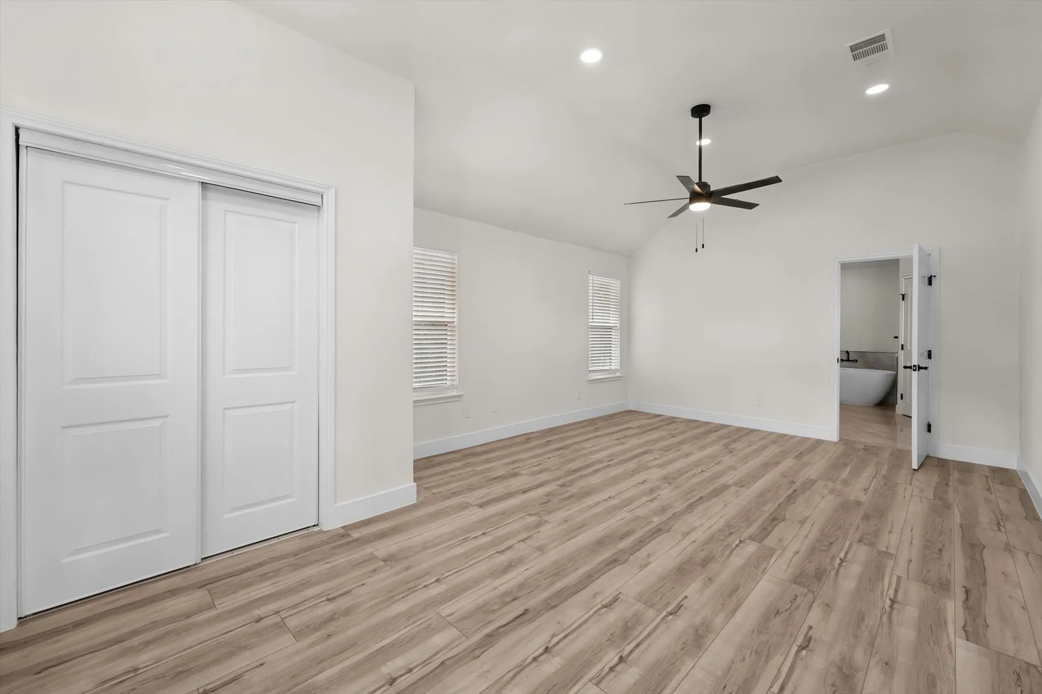Single Family Residence For Sale in Tarrant County , 3812 Yachtclub Drive, Arlington, Texas 76016, 4 Bedroom, 3 Bathroom, 2 Garage spaces, 2,718 Sqft, built in 1984, mls#21410757, Real Estate Agent in Arlington, Homes For Sale in Tarrant county, Homes For Sale in Arlington, Realtor in Arlington Texas, Real Estate Brokerage Independent Realty Texas, Luminita Cordes Realtor