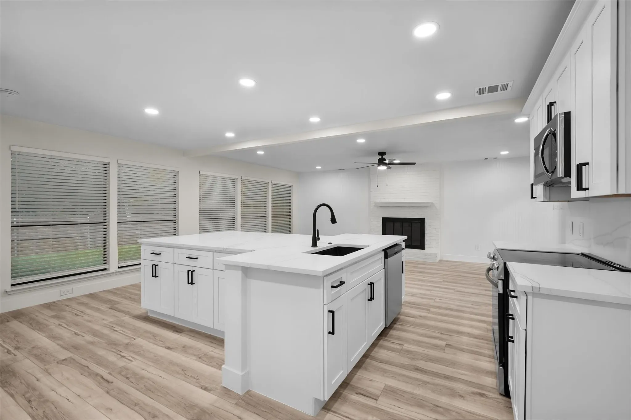 Single Family Residence For Sale in Tarrant County , 3812 Yachtclub Drive, Arlington, Texas 76016, 4 Bedroom, 3 Bathroom, 2 Garage spaces, 2,718 Sqft, built in 1984, mls#21410757, Real Estate Agent in Arlington, Homes For Sale in Tarrant county, Homes For Sale in Arlington, Realtor in Arlington Texas, Real Estate Brokerage Independent Realty Texas, Luminita Cordes Realtor