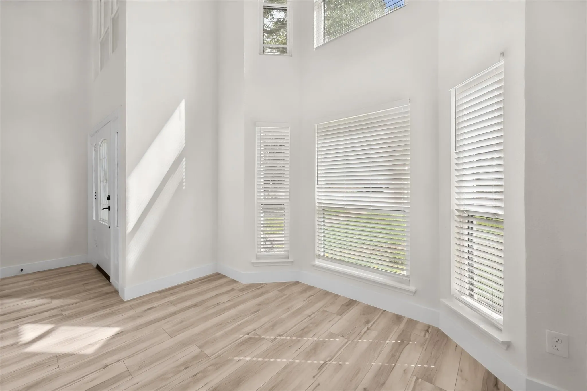 Single Family Residence For Sale in Tarrant County , 3812 Yachtclub Drive, Arlington, Texas 76016, 4 Bedroom, 3 Bathroom, 2 Garage spaces, 2,718 Sqft, built in 1984, mls#21410757, Real Estate Agent in Arlington, Homes For Sale in Tarrant county, Homes For Sale in Arlington, Realtor in Arlington Texas, Real Estate Brokerage Independent Realty Texas, Luminita Cordes Realtor
