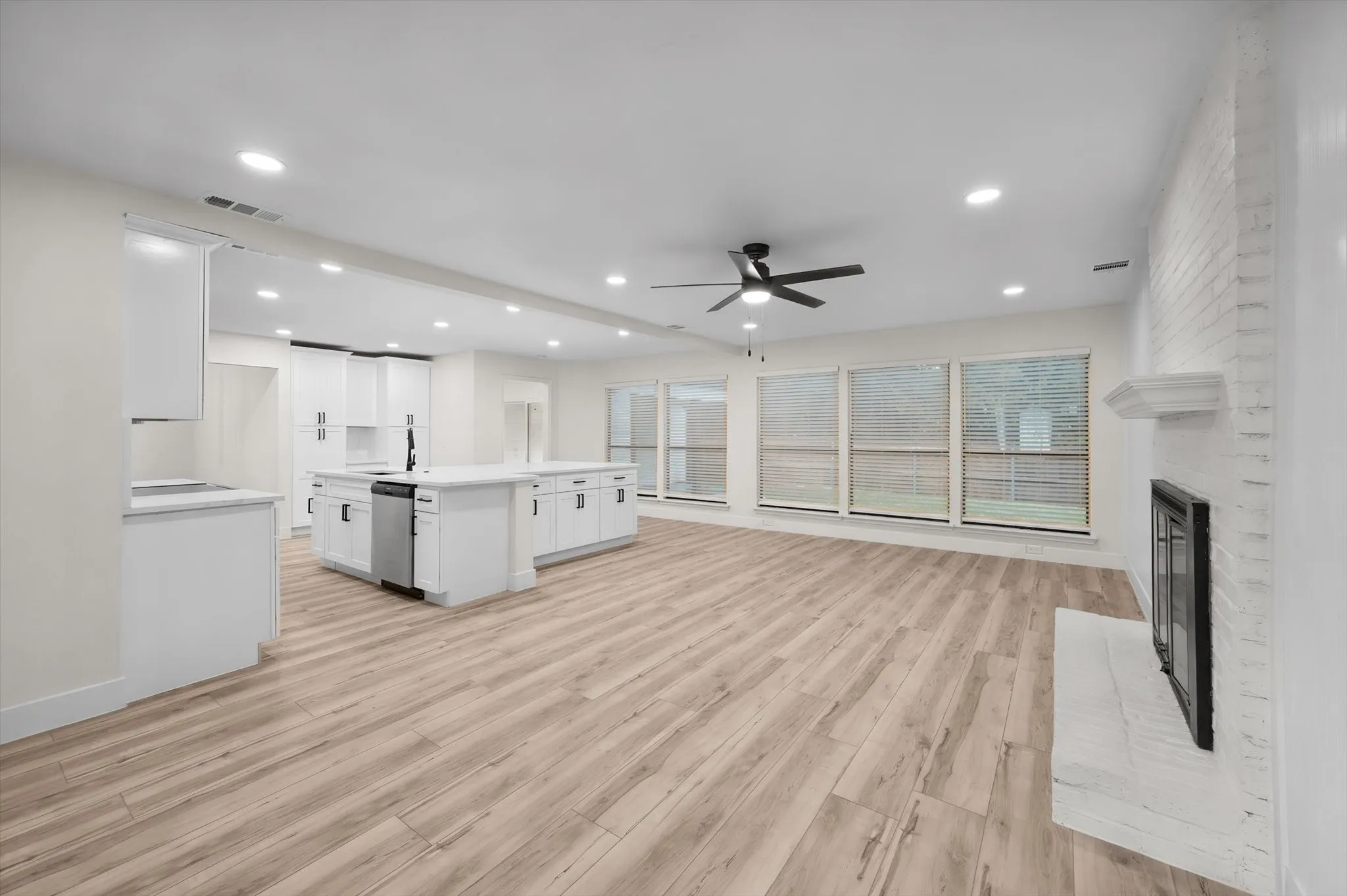 Single Family Residence For Sale in Tarrant County , 3812 Yachtclub Drive, Arlington, Texas 76016, 4 Bedroom, 3 Bathroom, 2 Garage spaces, 2,718 Sqft, built in 1984, mls#21410757, Real Estate Agent in Arlington, Homes For Sale in Tarrant county, Homes For Sale in Arlington, Realtor in Arlington Texas, Real Estate Brokerage Independent Realty Texas, Luminita Cordes Realtor