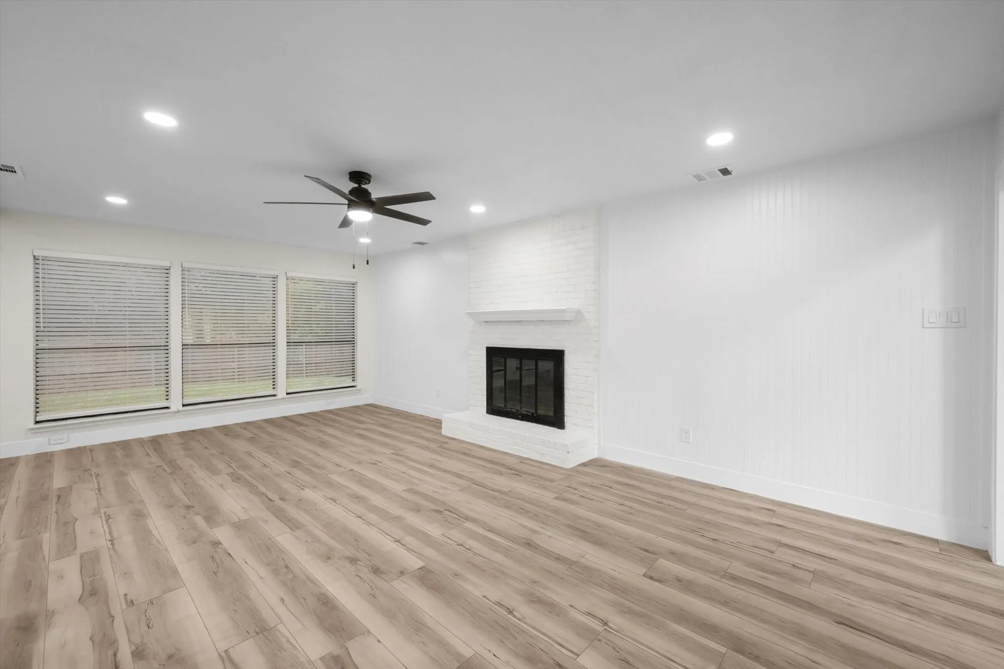 Single Family Residence For Sale in Tarrant County , 3812 Yachtclub Drive, Arlington, Texas 76016, 4 Bedroom, 3 Bathroom, 2 Garage spaces, 2,718 Sqft, built in 1984, mls#21410757, Real Estate Agent in Arlington, Homes For Sale in Tarrant county, Homes For Sale in Arlington, Realtor in Arlington Texas, Real Estate Brokerage Independent Realty Texas, Luminita Cordes Realtor