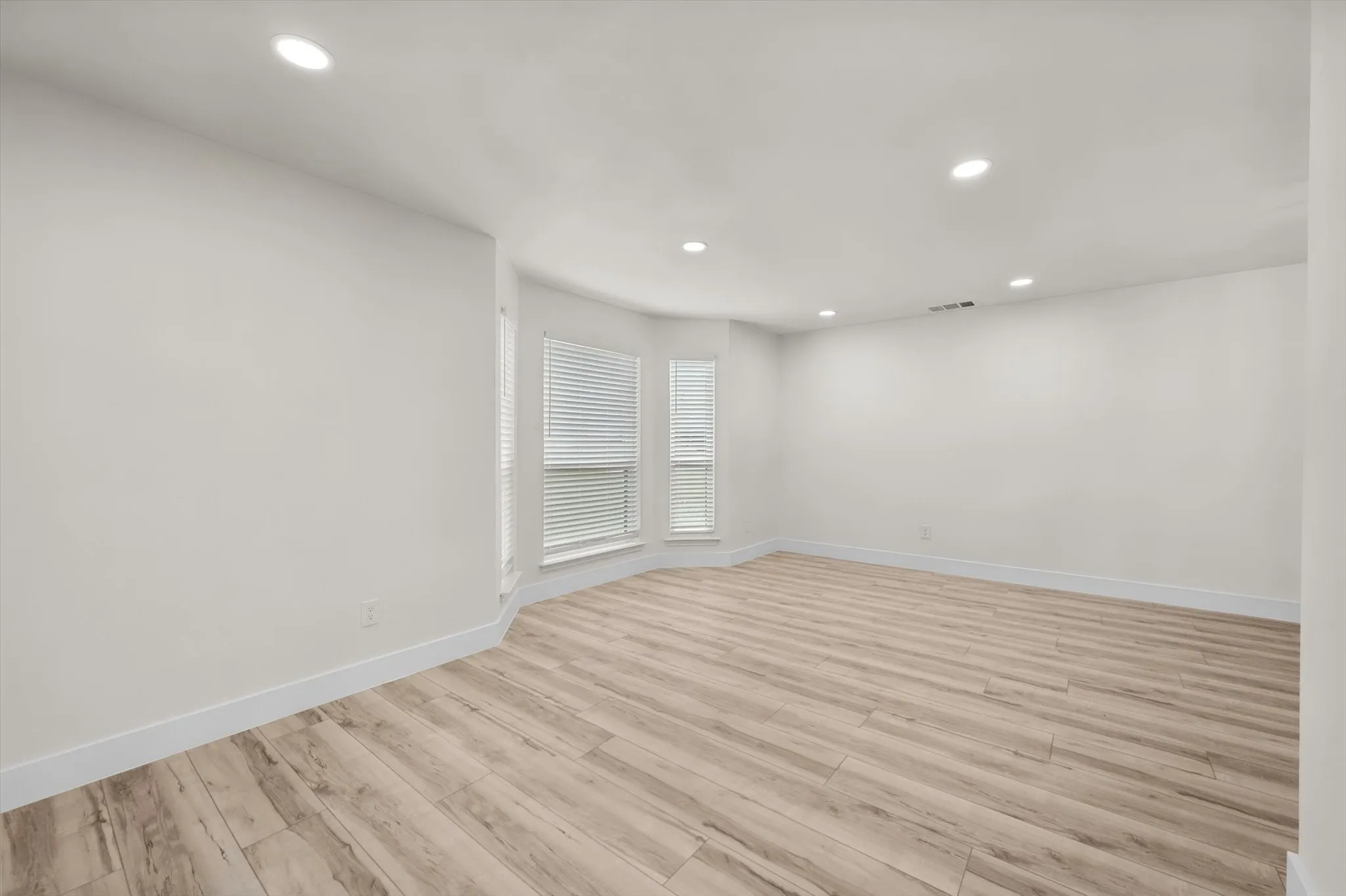 Single Family Residence For Sale in Tarrant County , 3812 Yachtclub Drive, Arlington, Texas 76016, 4 Bedroom, 3 Bathroom, 2 Garage spaces, 2,718 Sqft, built in 1984, mls#21410757, Real Estate Agent in Arlington, Homes For Sale in Tarrant county, Homes For Sale in Arlington, Realtor in Arlington Texas, Real Estate Brokerage Independent Realty Texas, Luminita Cordes Realtor