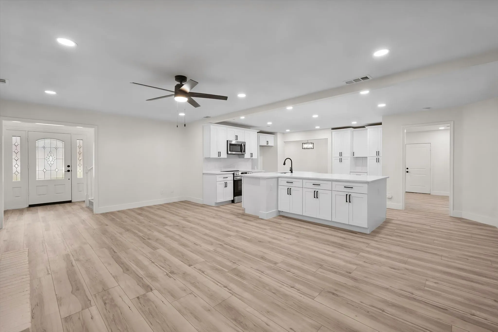 Single Family Residence For Sale in Tarrant County , 3812 Yachtclub Drive, Arlington, Texas 76016, 4 Bedroom, 3 Bathroom, 2 Garage spaces, 2,718 Sqft, built in 1984, mls#21410757, Real Estate Agent in Arlington, Homes For Sale in Tarrant county, Homes For Sale in Arlington, Realtor in Arlington Texas, Real Estate Brokerage Independent Realty Texas, Luminita Cordes Realtor