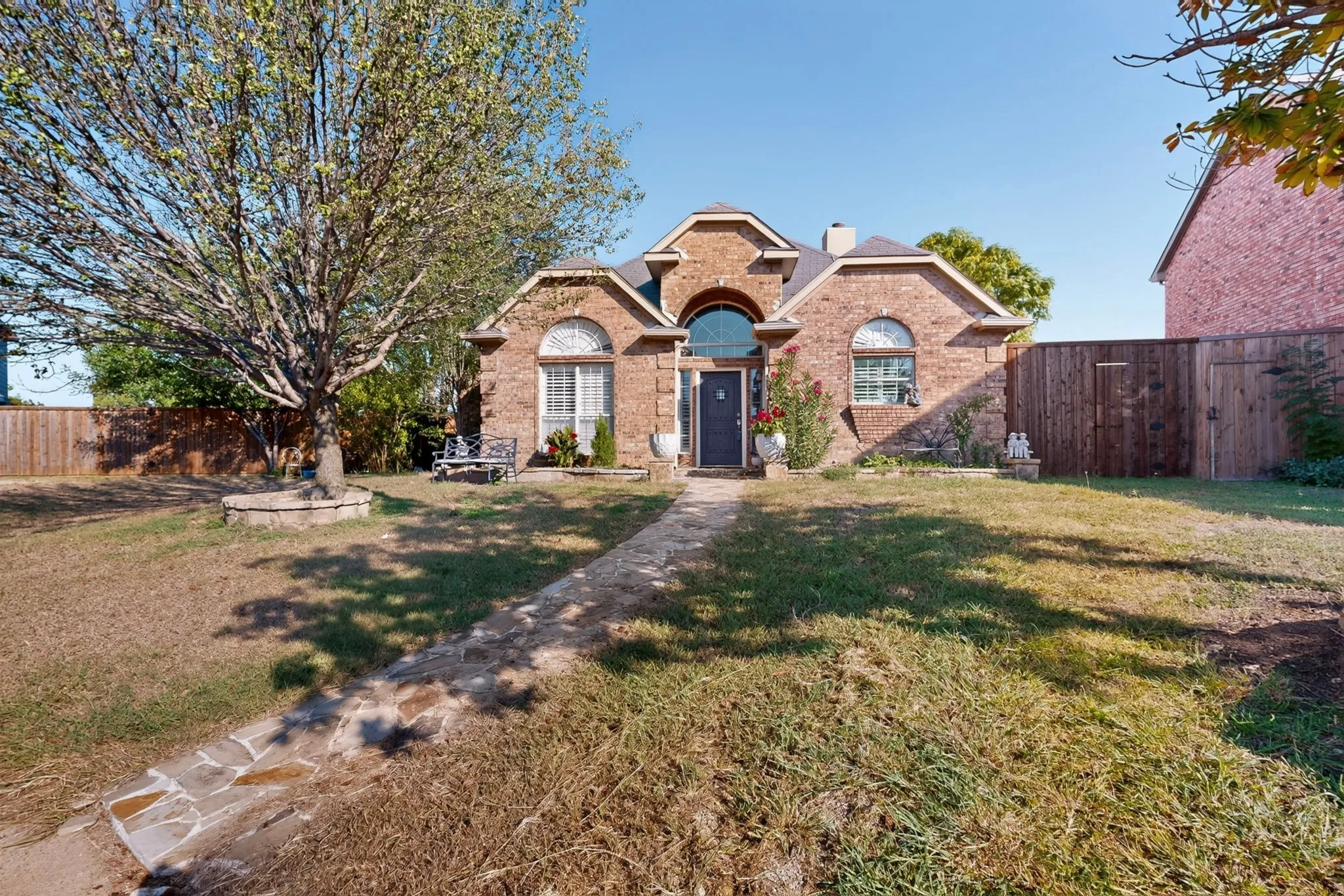 Single Family Residence For Sale in Dallas County , 2819 Williams Way Court, Dallas, Texas 75228, 4 Bedroom, 3 Bathroom, 2 Garage spaces, 1,747 Sqft, built in 1991, mls#21408739, Real Estate Agent in Dallas, Homes For Sale in Dallas county, Homes For Sale in Dallas, Realtor in Dallas Texas, Real Estate Brokerage Independent Realty Texas, Luminita Cordes Realtor