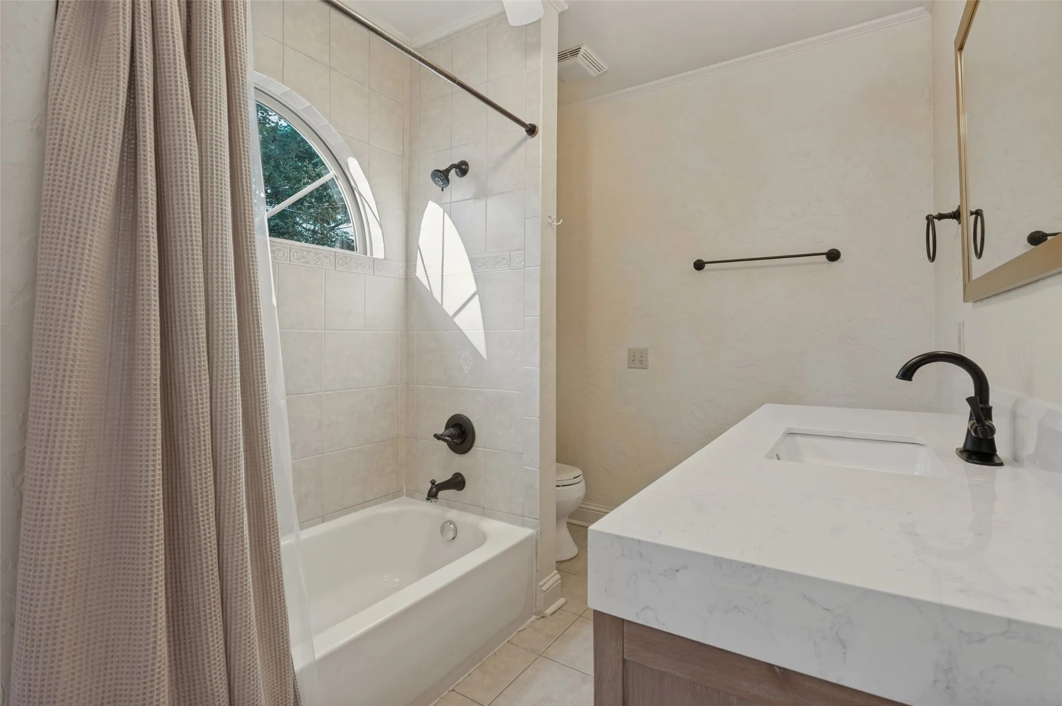 Duplex For Rent in Dallas County , 6324 Velasco Avenue, Dallas, Texas 75214, 2 Bedroom, 2 Bathroom, 1 Garage spaces, 1,349 Sqft, built in 1931, mls#21410767, Real Estate Agent in Dallas, Homes For Rent in Dallas county, Homes For Rent in Dallas, Realtor in Dallas Texas, Real Estate Brokerage Independent Realty Texas, Luminita Cordes Realtor