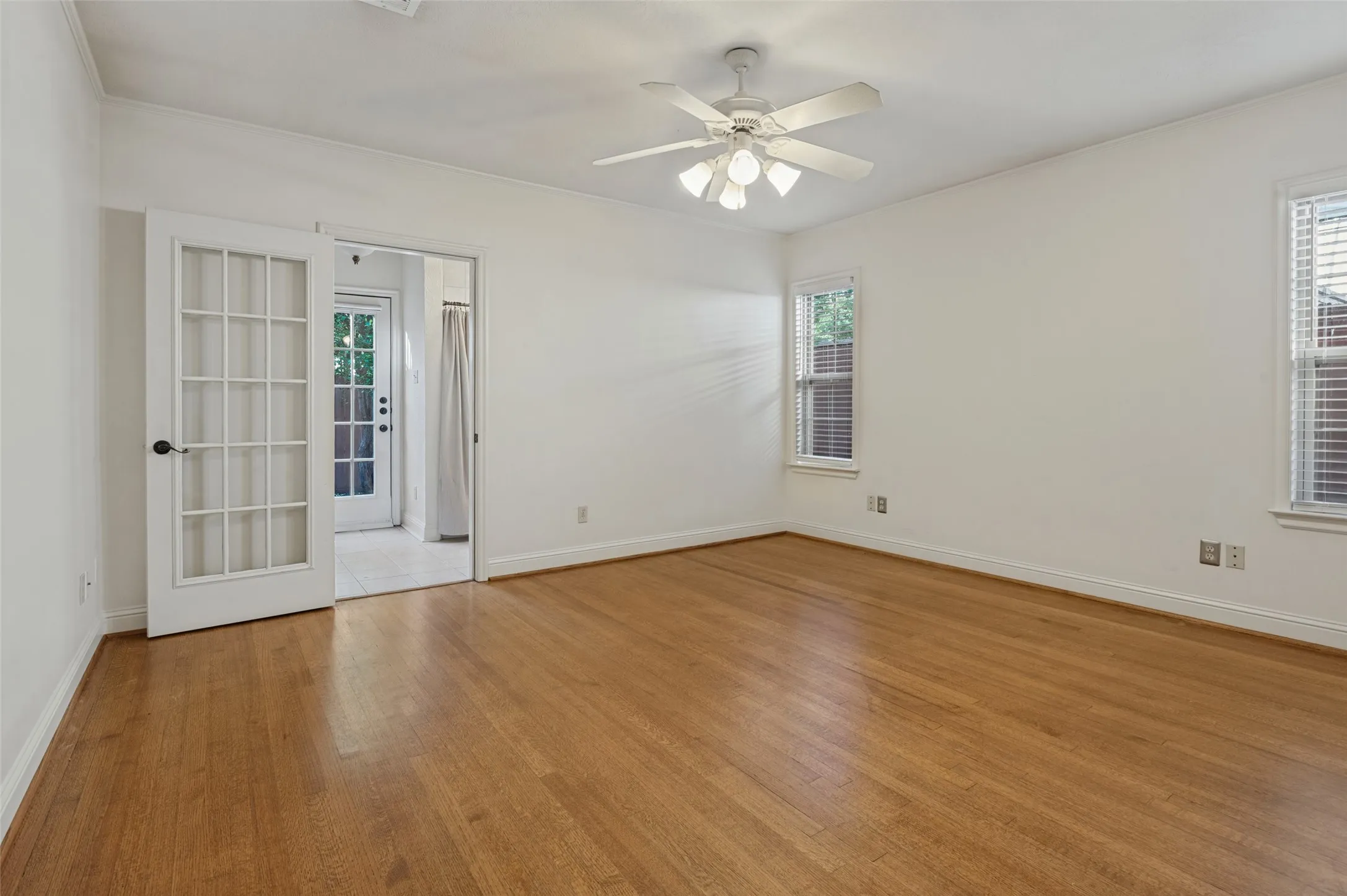 Duplex For Rent in Dallas County , 6324 Velasco Avenue, Dallas, Texas 75214, 2 Bedroom, 2 Bathroom, 1 Garage spaces, 1,349 Sqft, built in 1931, mls#21410767, Real Estate Agent in Dallas, Homes For Rent in Dallas county, Homes For Rent in Dallas, Realtor in Dallas Texas, Real Estate Brokerage Independent Realty Texas, Luminita Cordes Realtor