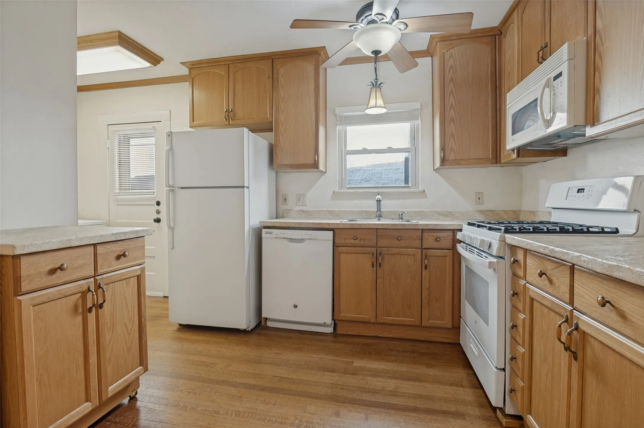 Duplex For Rent in Dallas County , 6324 Velasco Avenue, Dallas, Texas 75214, 2 Bedroom, 2 Bathroom, 1 Garage spaces, 1,349 Sqft, built in 1931, mls#21410767, Real Estate Agent in Dallas, Homes For Rent in Dallas county, Homes For Rent in Dallas, Realtor in Dallas Texas, Real Estate Brokerage Independent Realty Texas, Luminita Cordes Realtor