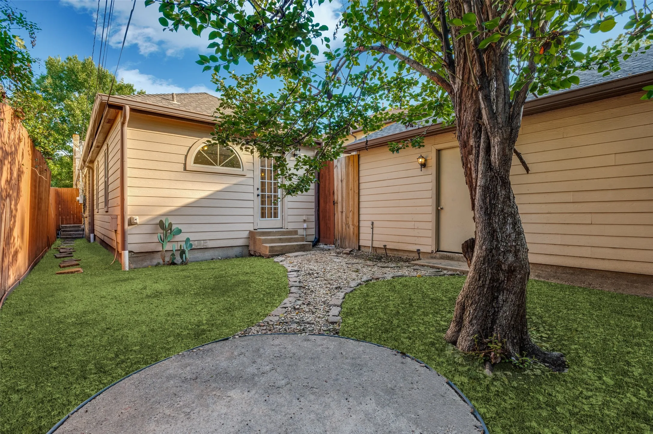 Duplex For Rent in Dallas County , 6324 Velasco Avenue, Dallas, Texas 75214, 2 Bedroom, 2 Bathroom, 1 Garage spaces, 1,349 Sqft, built in 1931, mls#21410767, Real Estate Agent in Dallas, Homes For Rent in Dallas county, Homes For Rent in Dallas, Realtor in Dallas Texas, Real Estate Brokerage Independent Realty Texas, Luminita Cordes Realtor