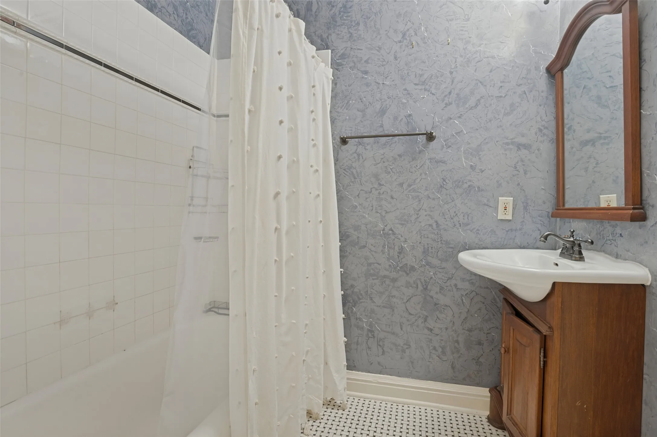 Duplex For Rent in Dallas County , 6324 Velasco Avenue, Dallas, Texas 75214, 2 Bedroom, 2 Bathroom, 1 Garage spaces, 1,349 Sqft, built in 1931, mls#21410767, Real Estate Agent in Dallas, Homes For Rent in Dallas county, Homes For Rent in Dallas, Realtor in Dallas Texas, Real Estate Brokerage Independent Realty Texas, Luminita Cordes Realtor