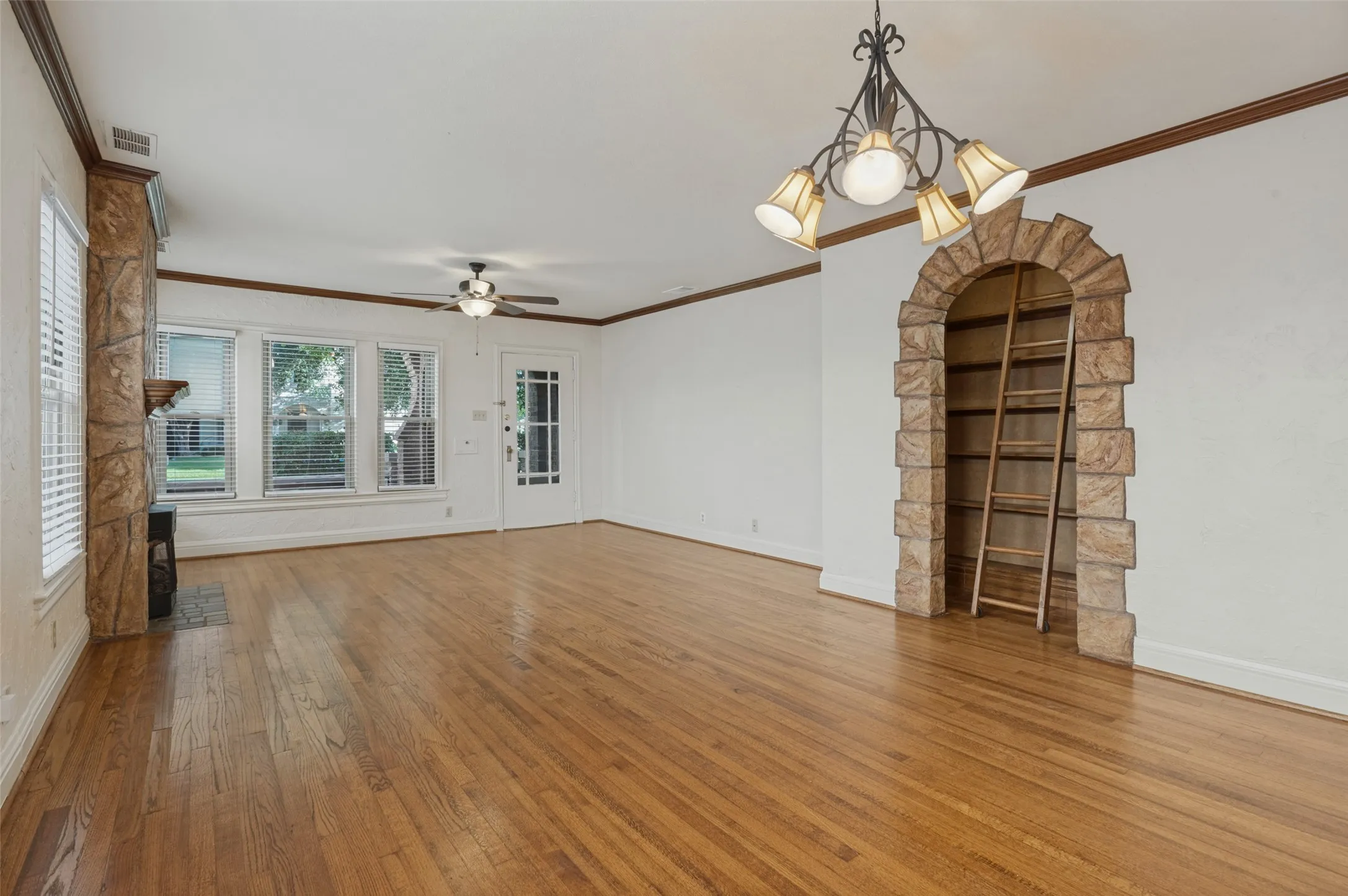 Duplex For Rent in Dallas County , 6324 Velasco Avenue, Dallas, Texas 75214, 2 Bedroom, 2 Bathroom, 1 Garage spaces, 1,349 Sqft, built in 1931, mls#21410767, Real Estate Agent in Dallas, Homes For Rent in Dallas county, Homes For Rent in Dallas, Realtor in Dallas Texas, Real Estate Brokerage Independent Realty Texas, Luminita Cordes Realtor