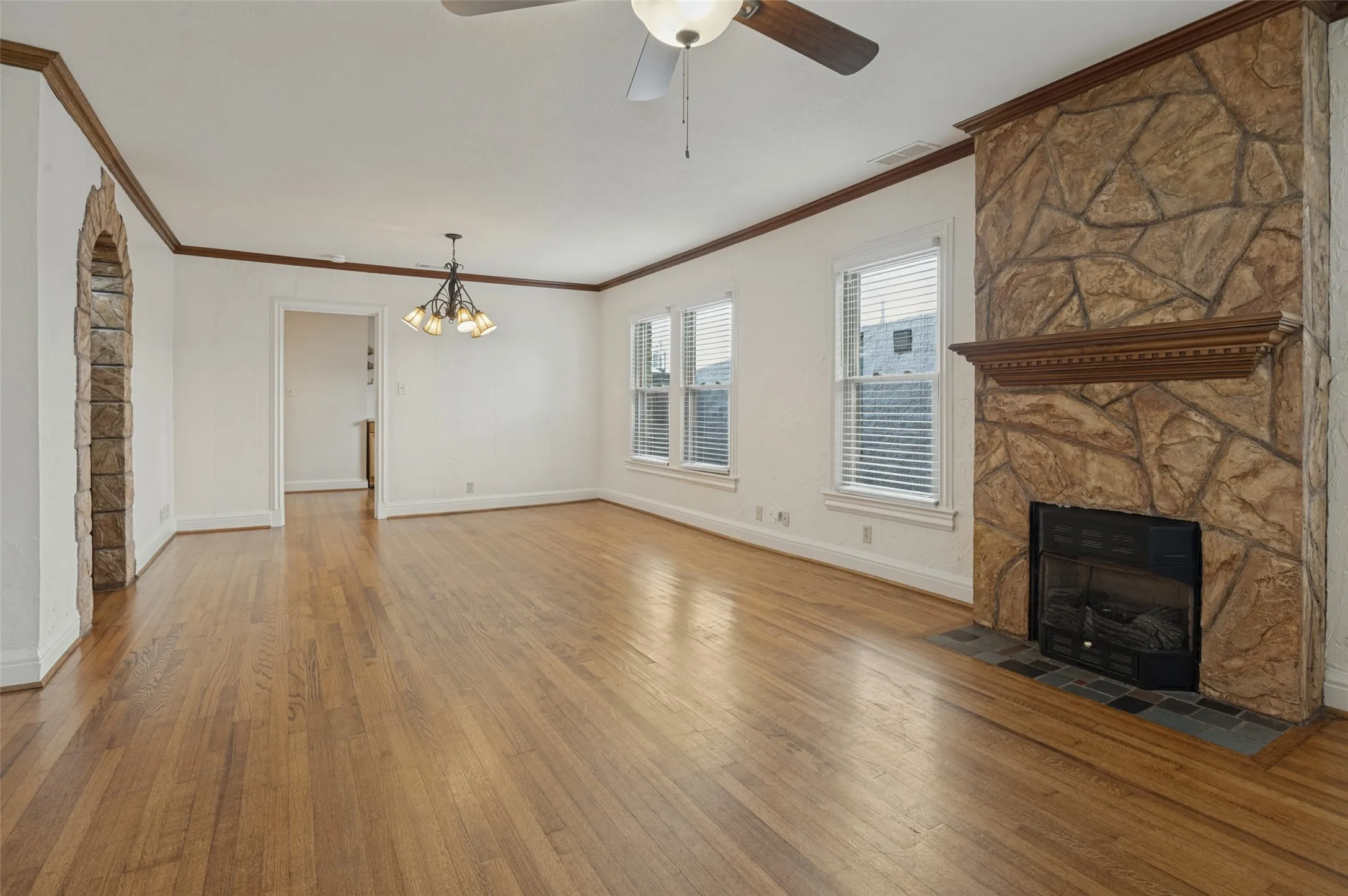 Duplex For Rent in Dallas County , 6324 Velasco Avenue, Dallas, Texas 75214, 2 Bedroom, 2 Bathroom, 1 Garage spaces, 1,349 Sqft, built in 1931, mls#21410767, Real Estate Agent in Dallas, Homes For Rent in Dallas county, Homes For Rent in Dallas, Realtor in Dallas Texas, Real Estate Brokerage Independent Realty Texas, Luminita Cordes Realtor
