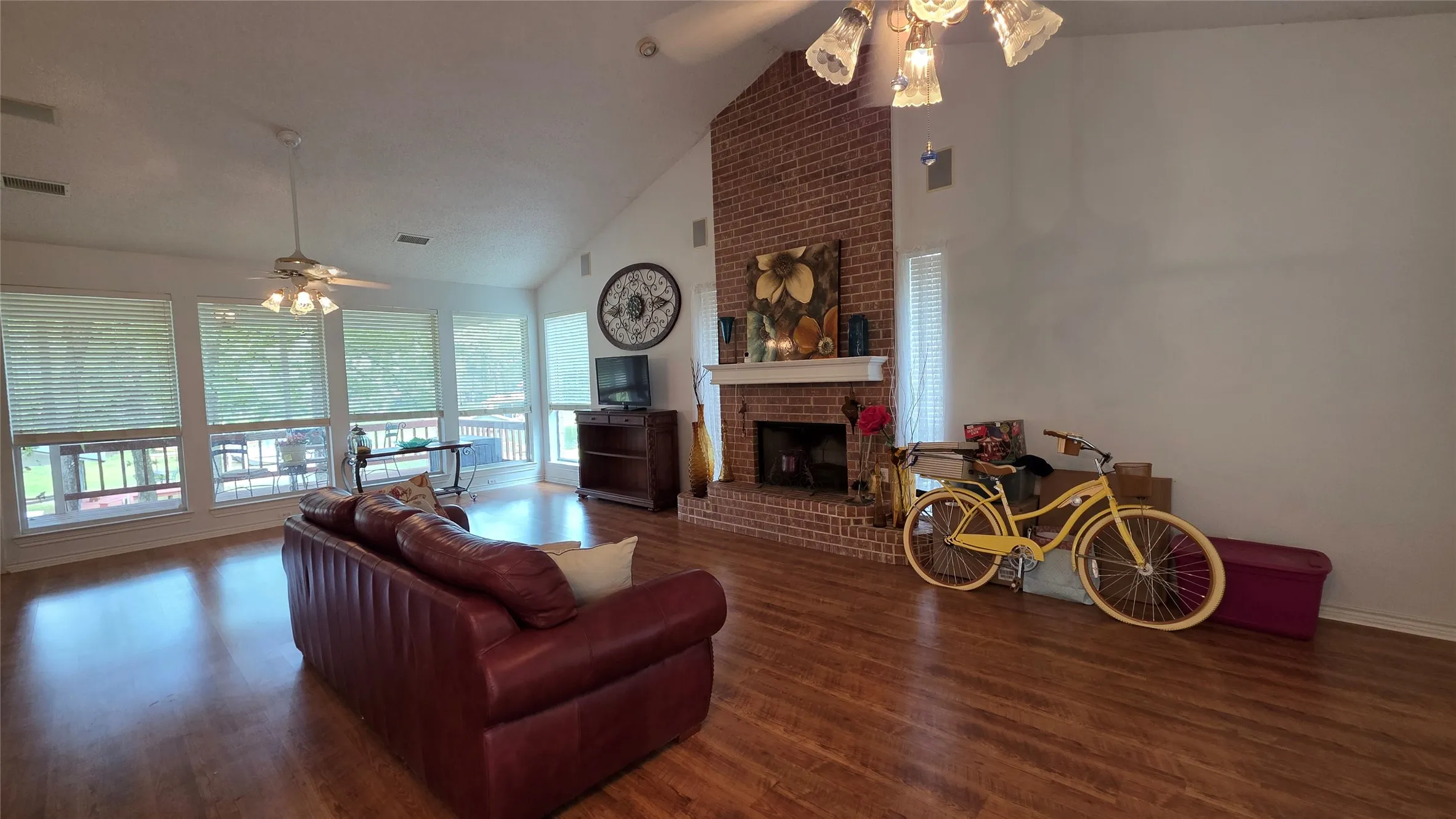 Single Family Residence For Sale in Henderson County , 5488 Point LaVista, Malakoff, Texas 75148, 3 Bedroom, 2 Bathroom, 2 Garage spaces, 2,050 Sqft, built in 1997, mls#21410345, Real Estate Agent in Malakoff, Homes For Sale in Henderson county, Homes For Sale in Malakoff, Realtor in Malakoff Texas, Real Estate Brokerage Independent Realty Texas, Luminita Cordes Realtor