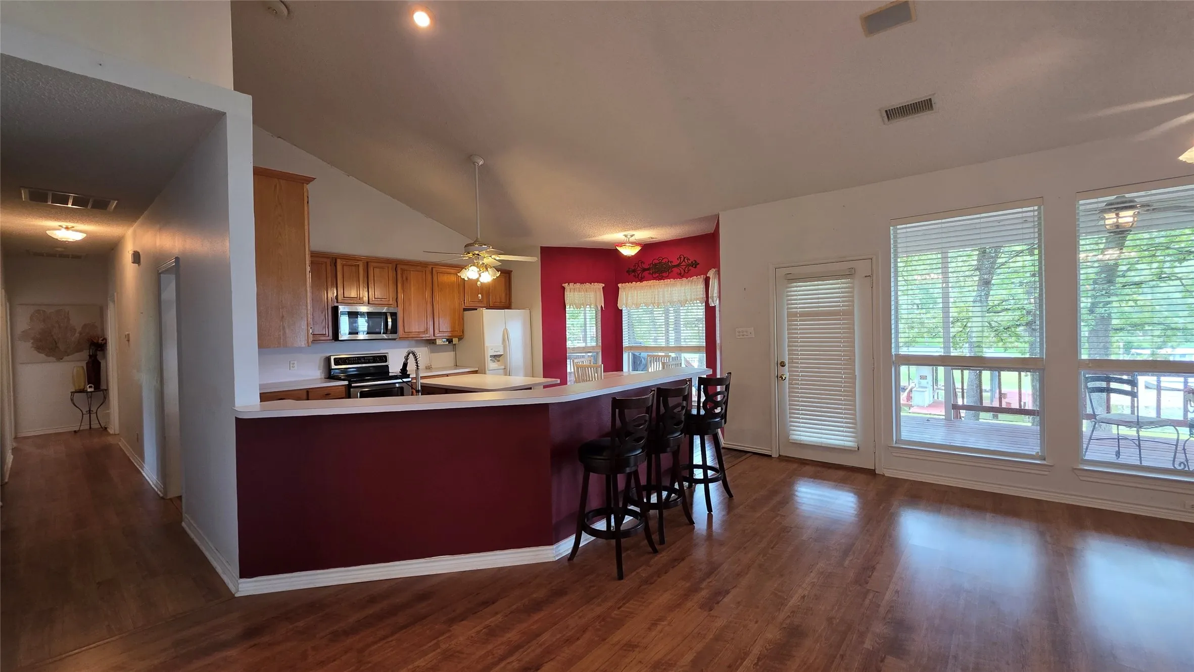 Single Family Residence For Sale in Henderson County , 5488 Point LaVista, Malakoff, Texas 75148, 3 Bedroom, 2 Bathroom, 2 Garage spaces, 2,050 Sqft, built in 1997, mls#21410345, Real Estate Agent in Malakoff, Homes For Sale in Henderson county, Homes For Sale in Malakoff, Realtor in Malakoff Texas, Real Estate Brokerage Independent Realty Texas, Luminita Cordes Realtor