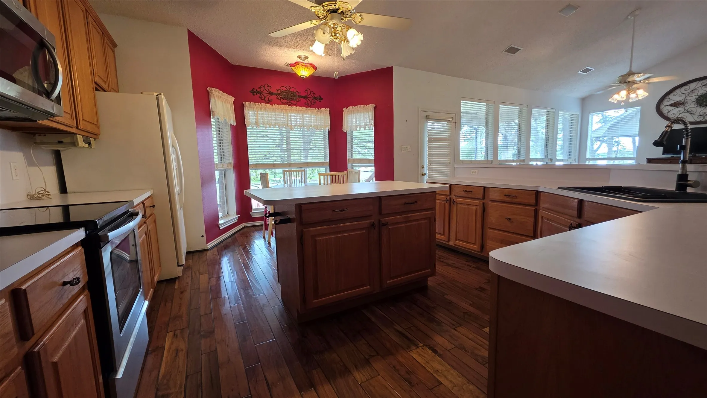 Single Family Residence For Sale in Henderson County , 5488 Point LaVista, Malakoff, Texas 75148, 3 Bedroom, 2 Bathroom, 2 Garage spaces, 2,050 Sqft, built in 1997, mls#21410345, Real Estate Agent in Malakoff, Homes For Sale in Henderson county, Homes For Sale in Malakoff, Realtor in Malakoff Texas, Real Estate Brokerage Independent Realty Texas, Luminita Cordes Realtor