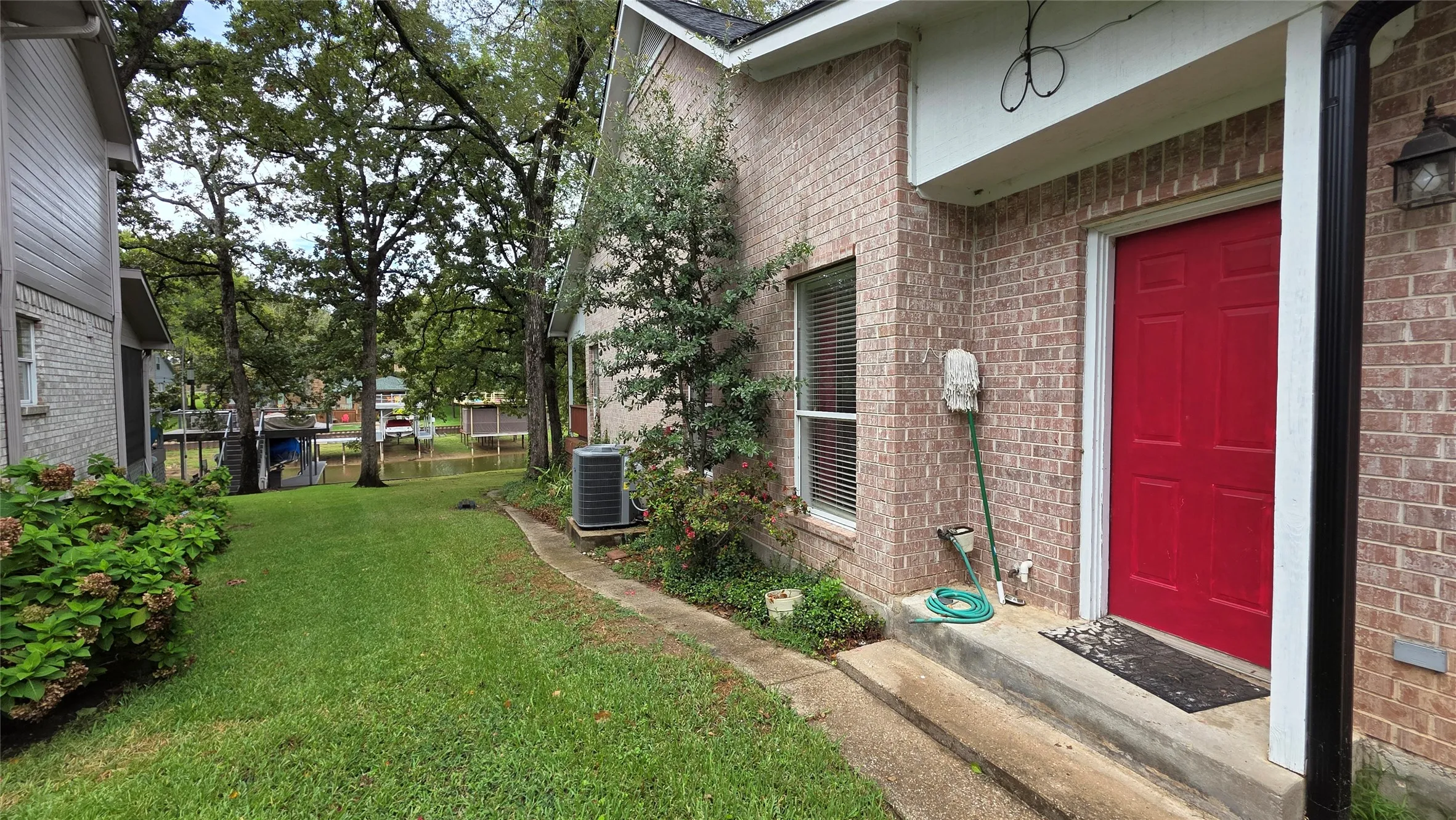 Single Family Residence For Sale in Henderson County , 5488 Point LaVista, Malakoff, Texas 75148, 3 Bedroom, 2 Bathroom, 2 Garage spaces, 2,050 Sqft, built in 1997, mls#21410345, Real Estate Agent in Malakoff, Homes For Sale in Henderson county, Homes For Sale in Malakoff, Realtor in Malakoff Texas, Real Estate Brokerage Independent Realty Texas, Luminita Cordes Realtor