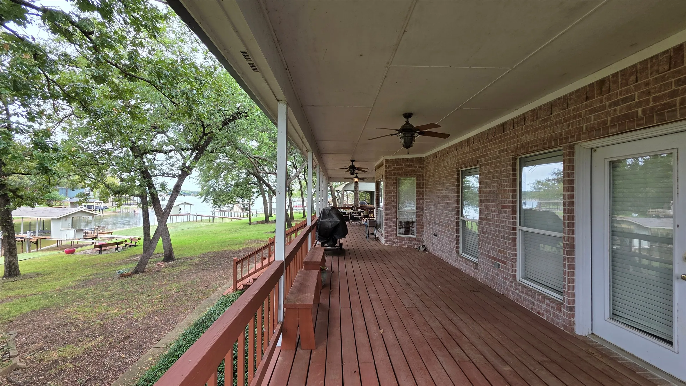 Single Family Residence For Sale in Henderson County , 5488 Point LaVista, Malakoff, Texas 75148, 3 Bedroom, 2 Bathroom, 2 Garage spaces, 2,050 Sqft, built in 1997, mls#21410345, Real Estate Agent in Malakoff, Homes For Sale in Henderson county, Homes For Sale in Malakoff, Realtor in Malakoff Texas, Real Estate Brokerage Independent Realty Texas, Luminita Cordes Realtor