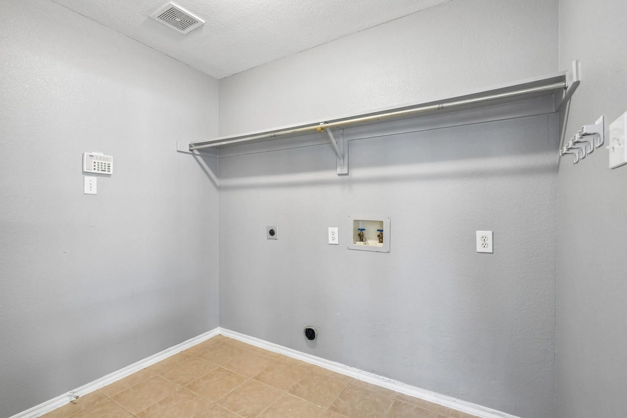 Single Family Residence For Rent in Collin County , 1208 Sonoma Drive, Allen, Texas 75013, 4 Bedroom, 2 Bathroom, 2 Garage spaces, 2,249 Sqft, built in 1996, mls#21410788, Real Estate Agent in Allen, Homes For Rent in Collin county, Homes For Rent in Allen, Realtor in Allen Texas, Real Estate Brokerage Independent Realty Texas, Luminita Cordes Realtor